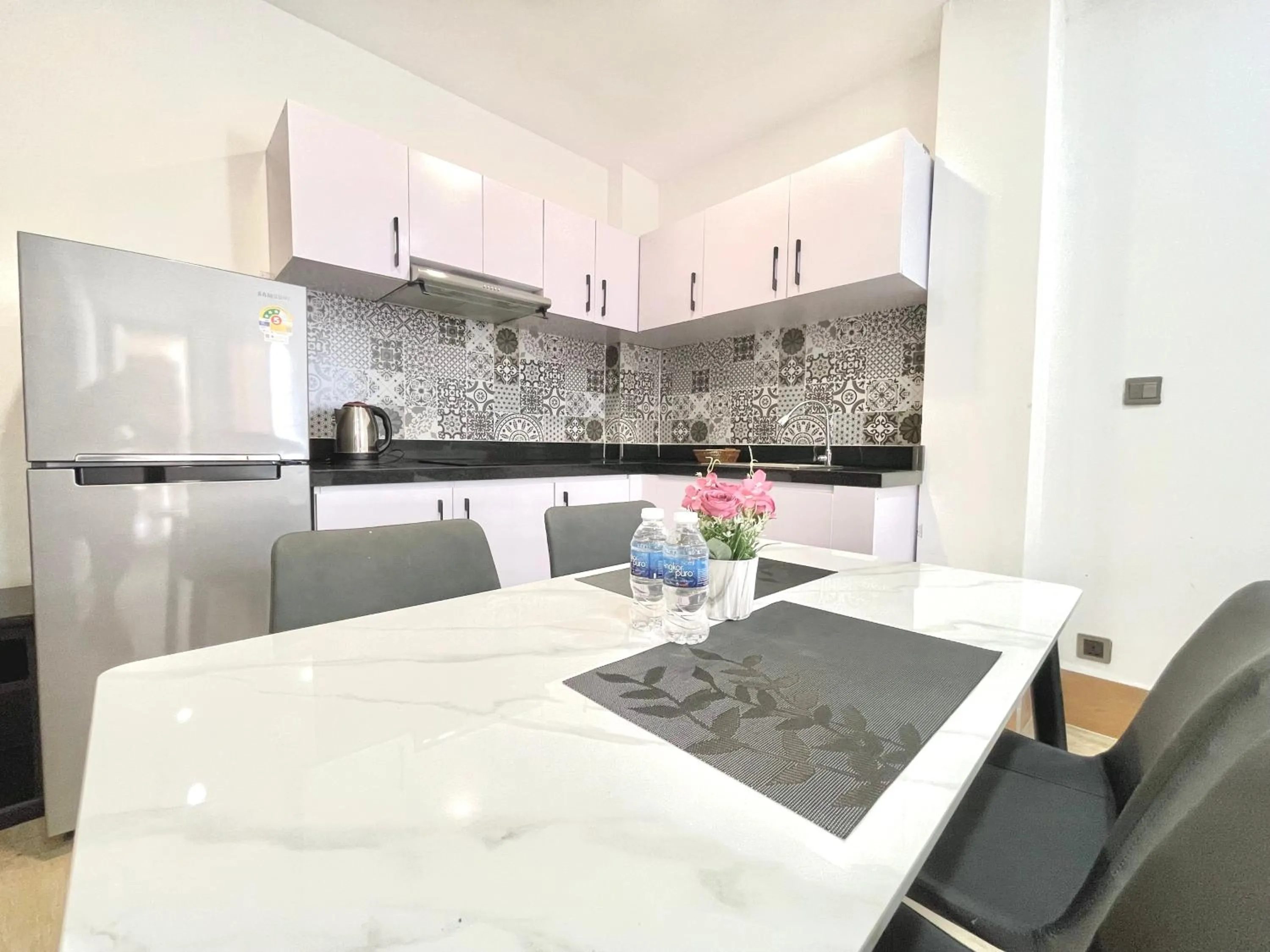 Sky hotel - Rooms & Free laundry - 50m to Royal Palace