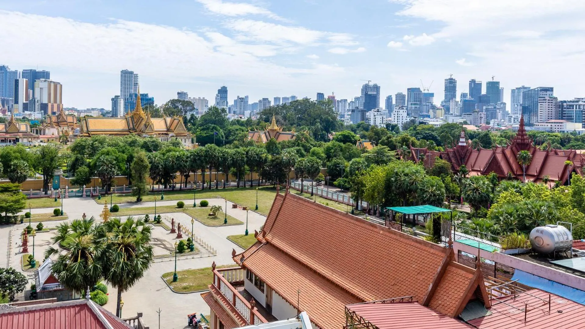 Sky hotel - Rooms & Free laundry - 50m to Royal Palace