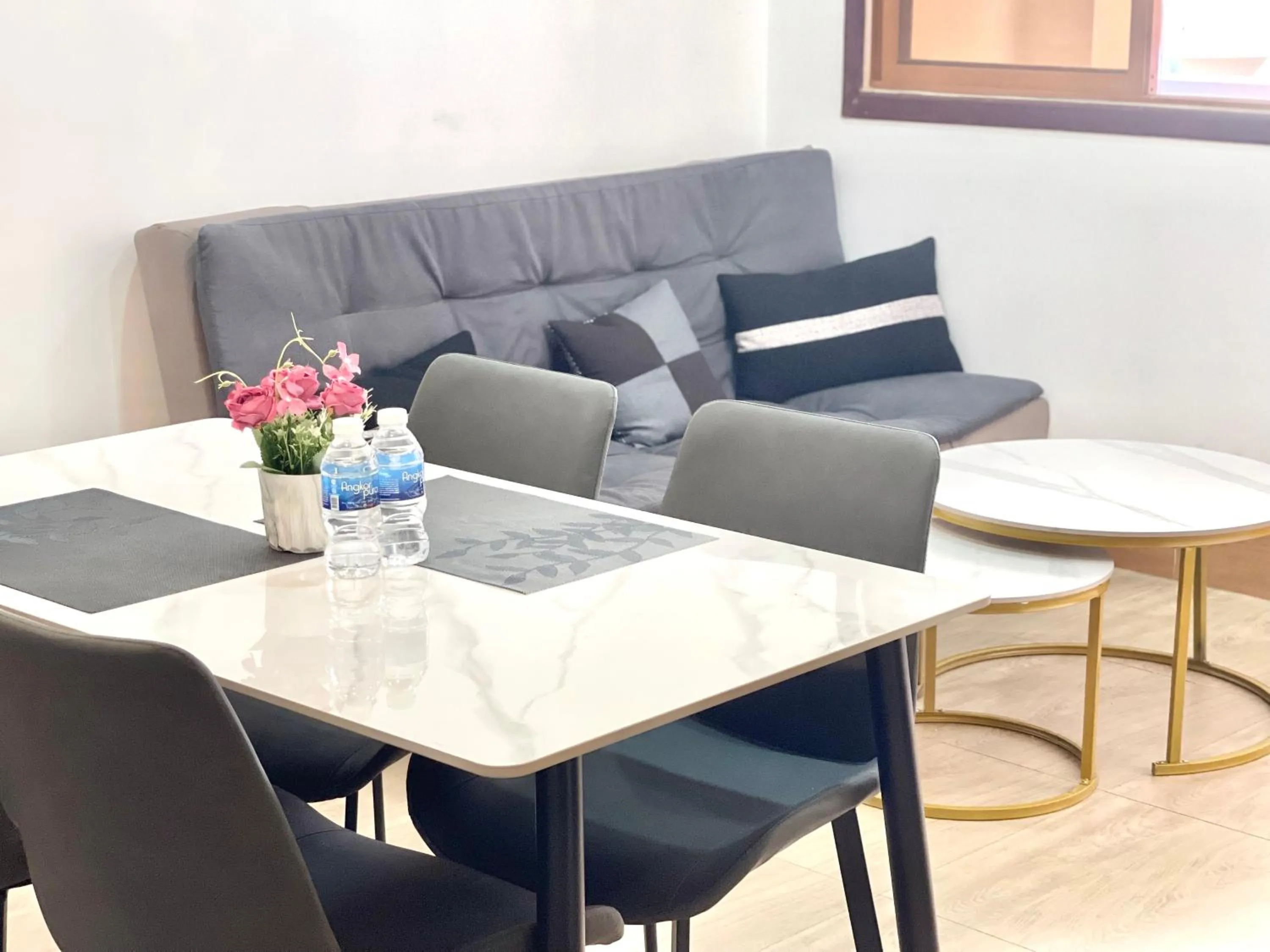 Sky hotel - Rooms & Free laundry - 50m to Royal Palace