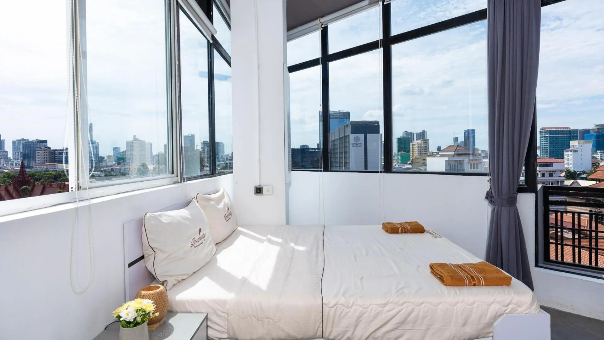 Bed in Sky hotel - Rooms & Free laundry - 50m to Royal Palace