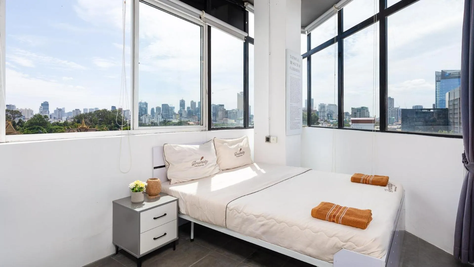 Bed in Sky hotel - Rooms & Free laundry - 50m to Royal Palace