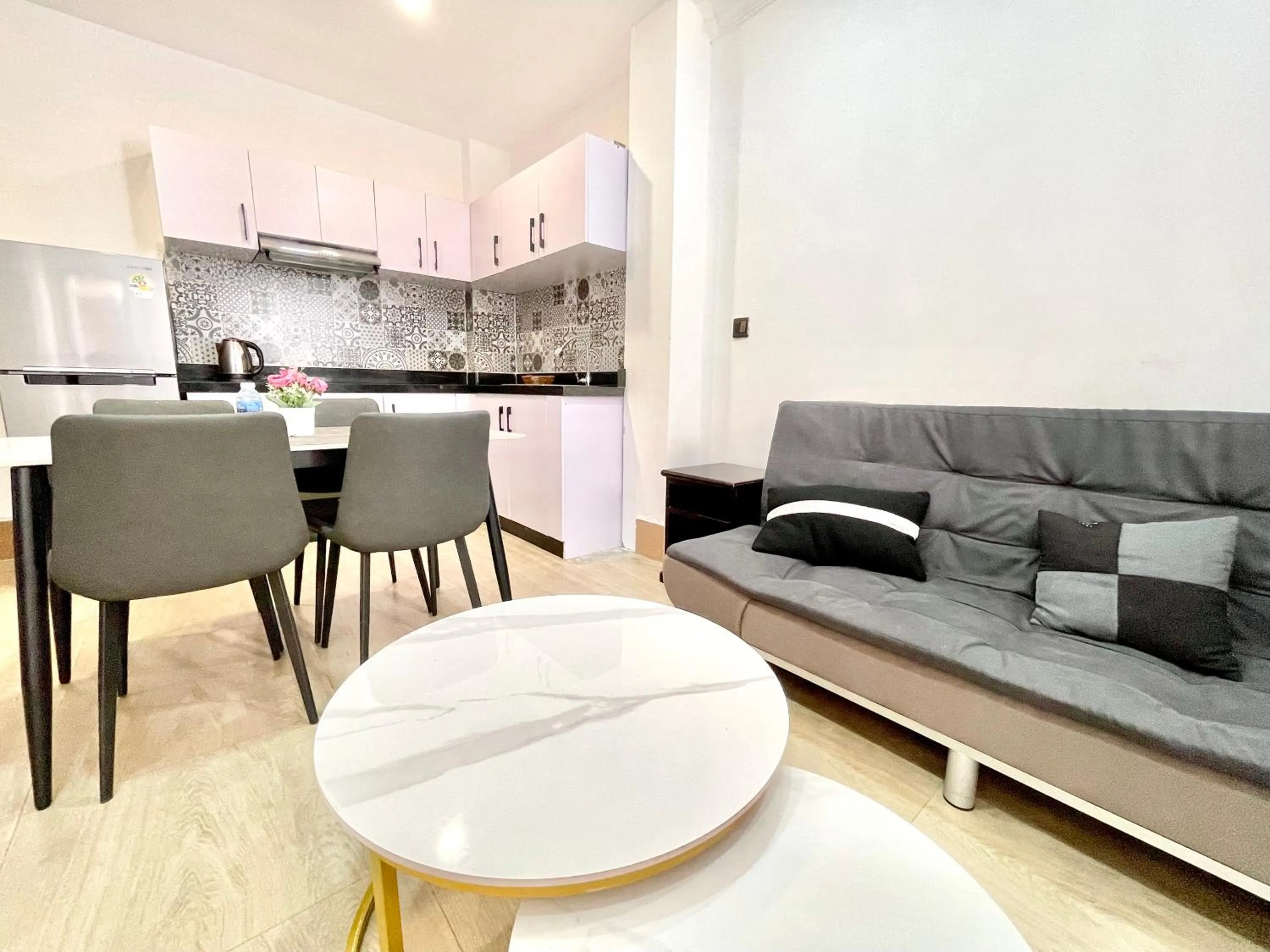 Sky hotel - Rooms & Free laundry - 50m to Royal Palace