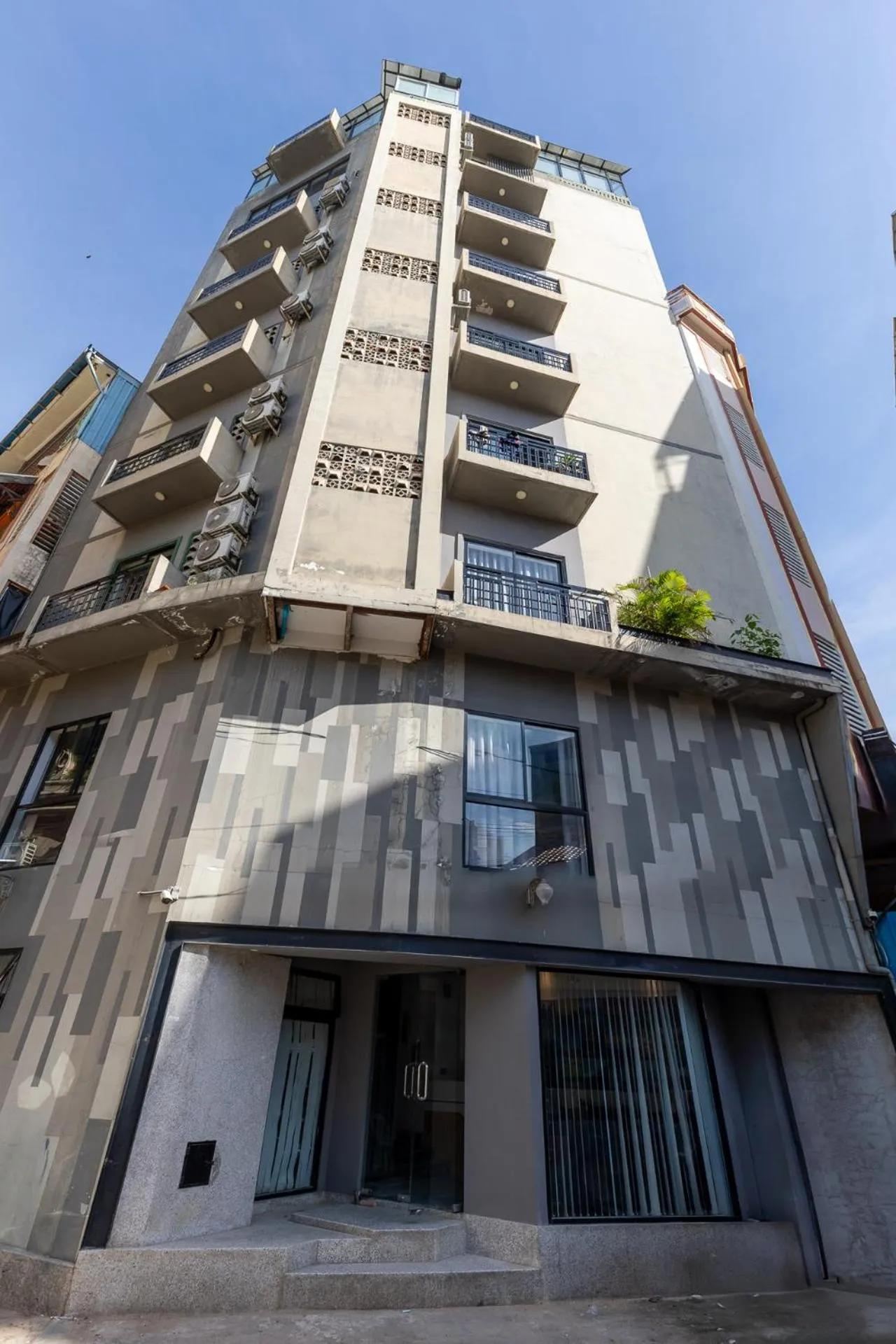 Sky hotel - Rooms & Free laundry - 50m to Royal Palace