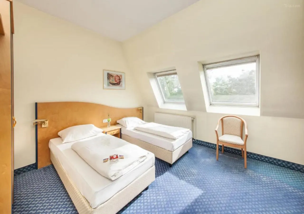 Photo of the whole room, Bed in Hotel Viktoria Düsseldorf-Neuss - Self Check-In