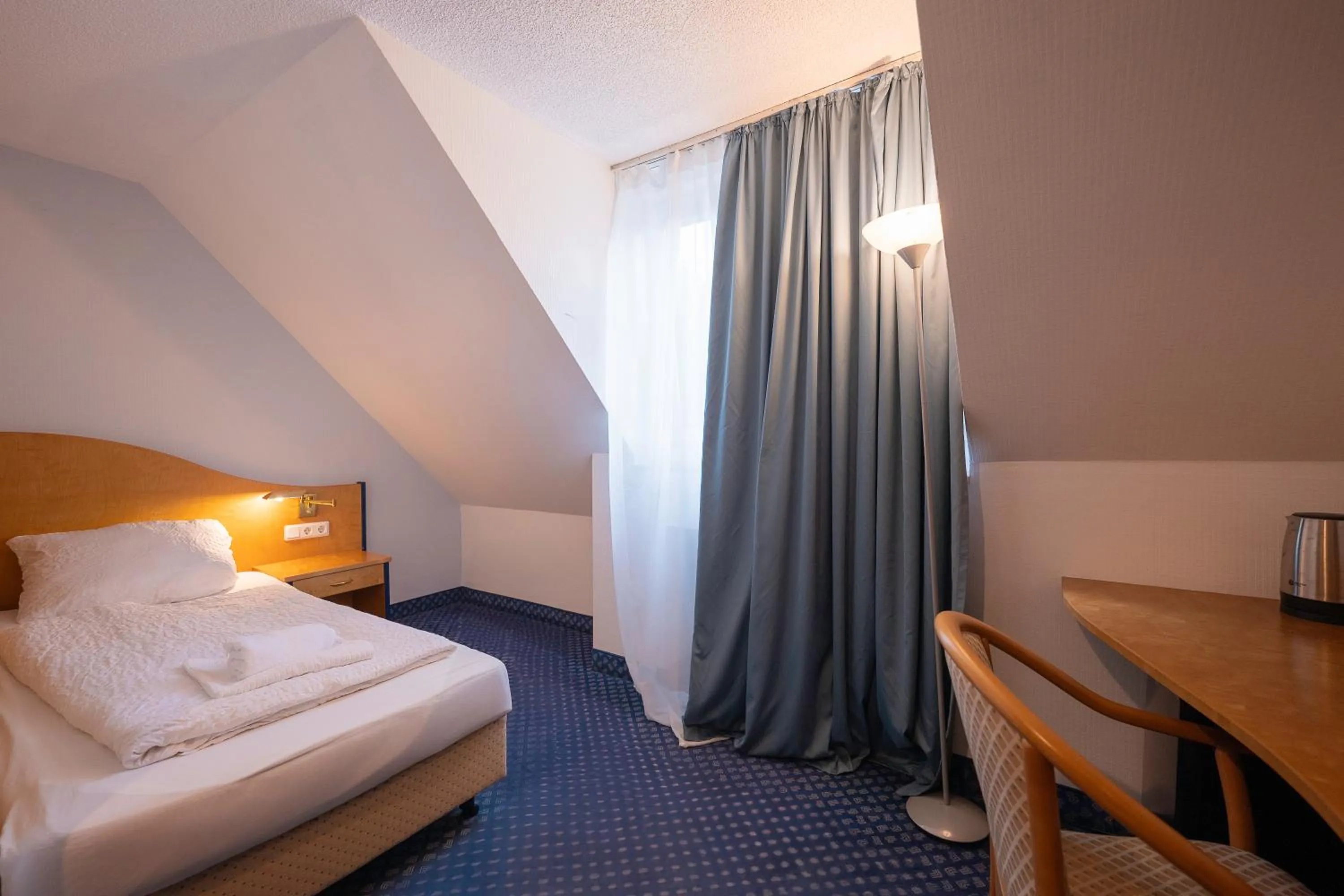 Living room, Bed in Hotel Viktoria Düsseldorf-Neuss - Self Check-In