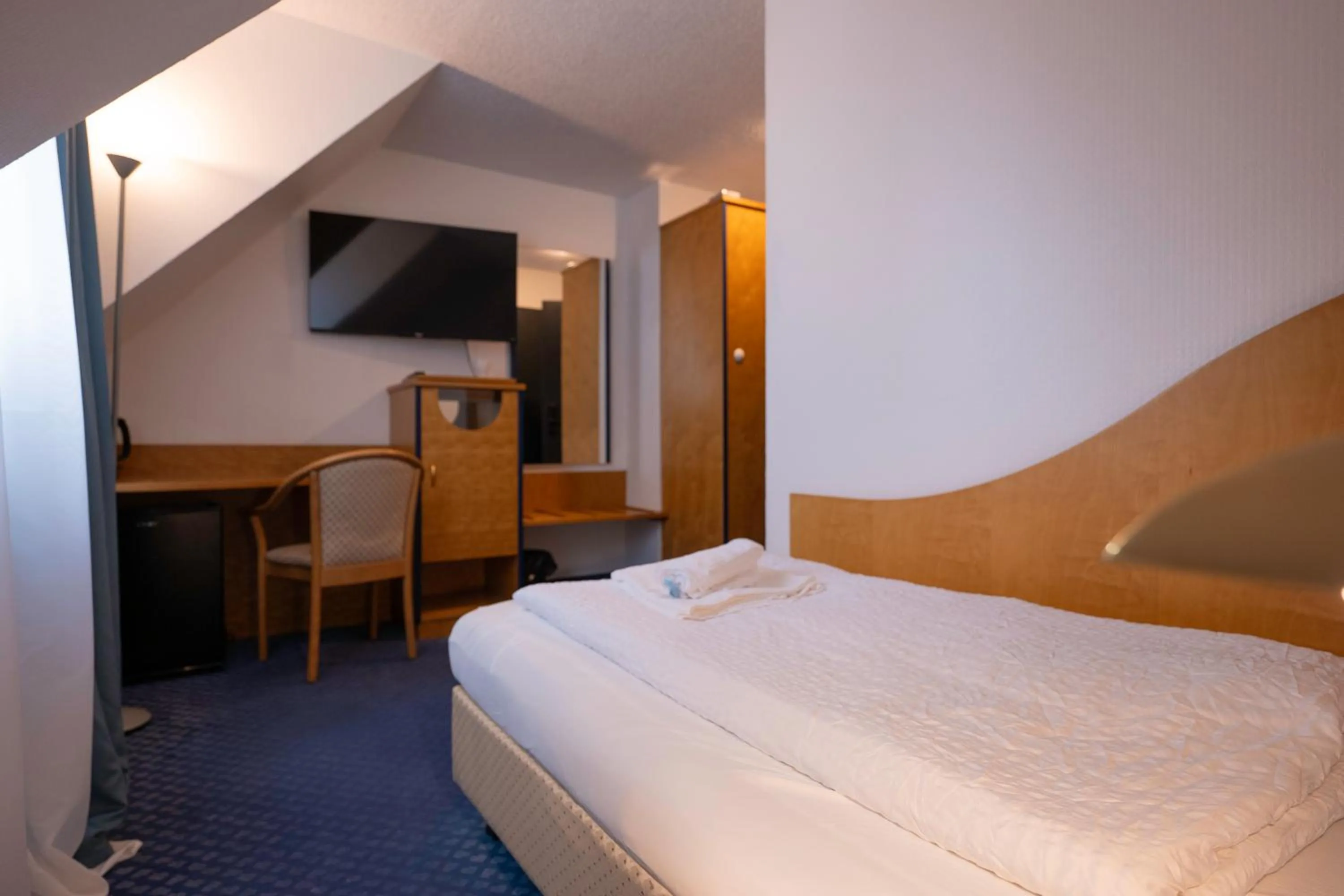 Photo of the whole room, Bed in Hotel Viktoria Düsseldorf-Neuss - Self Check-In