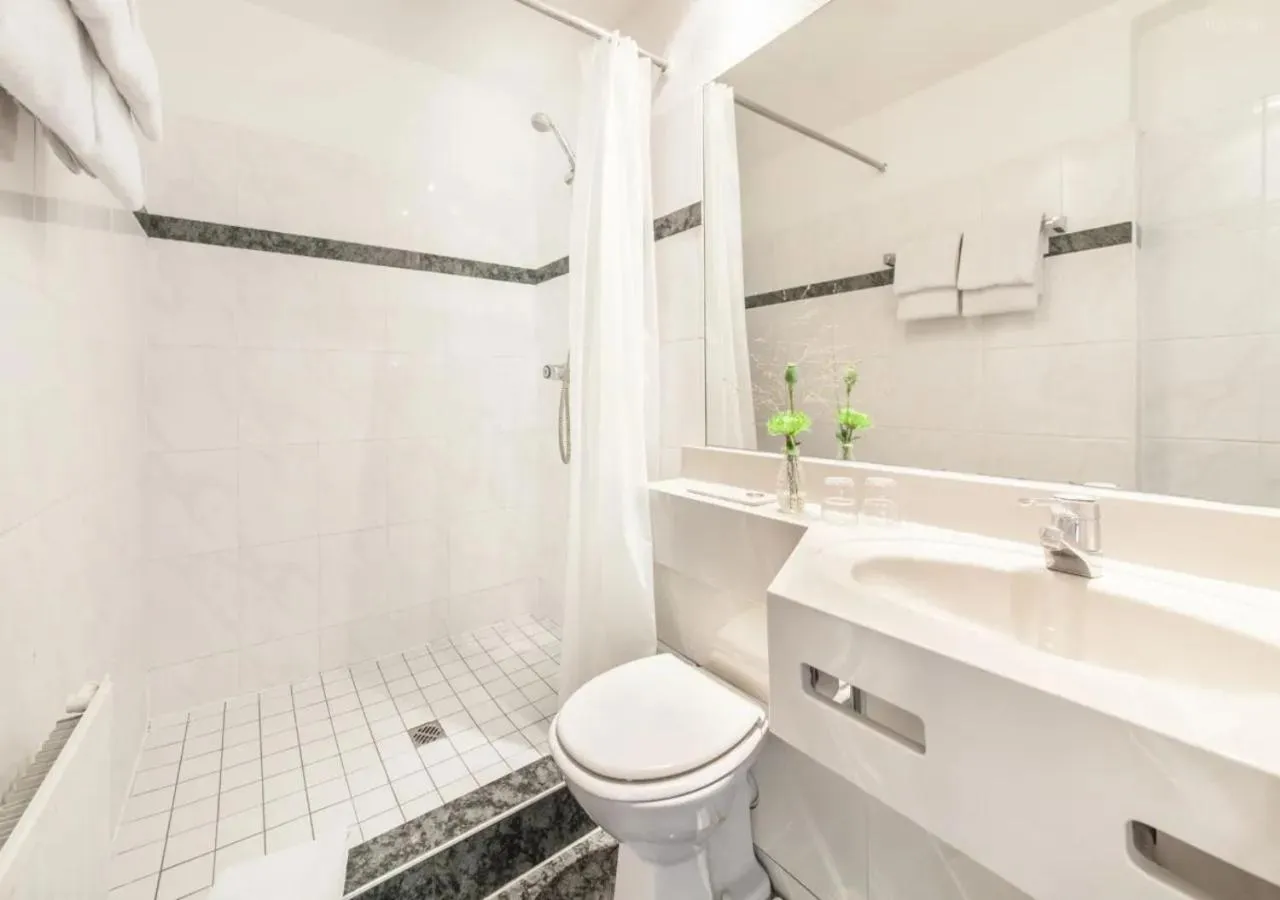 Shower in Hotel Viktoria Düsseldorf-Neuss - Self Check-In