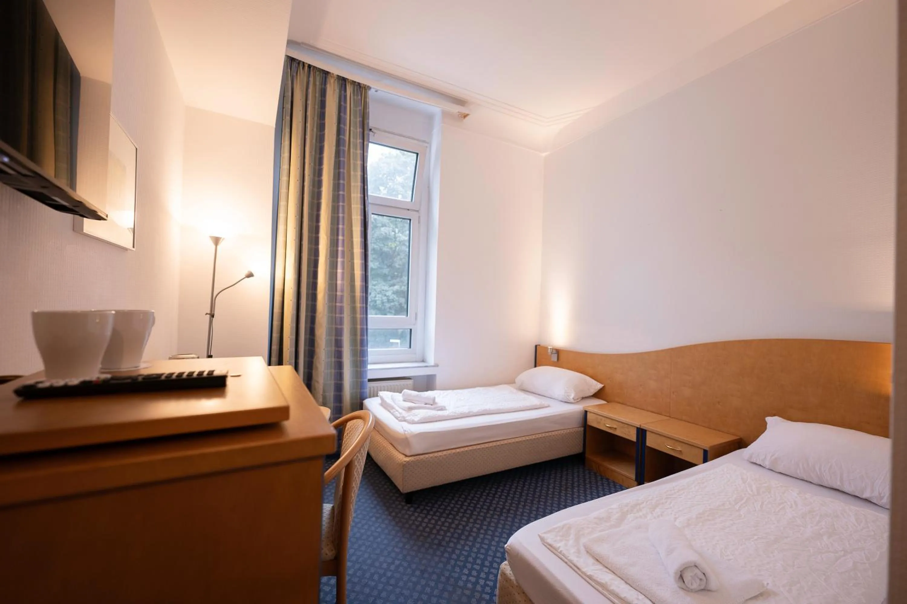 Photo of the whole room, Bed in Hotel Viktoria Düsseldorf-Neuss - Self Check-In