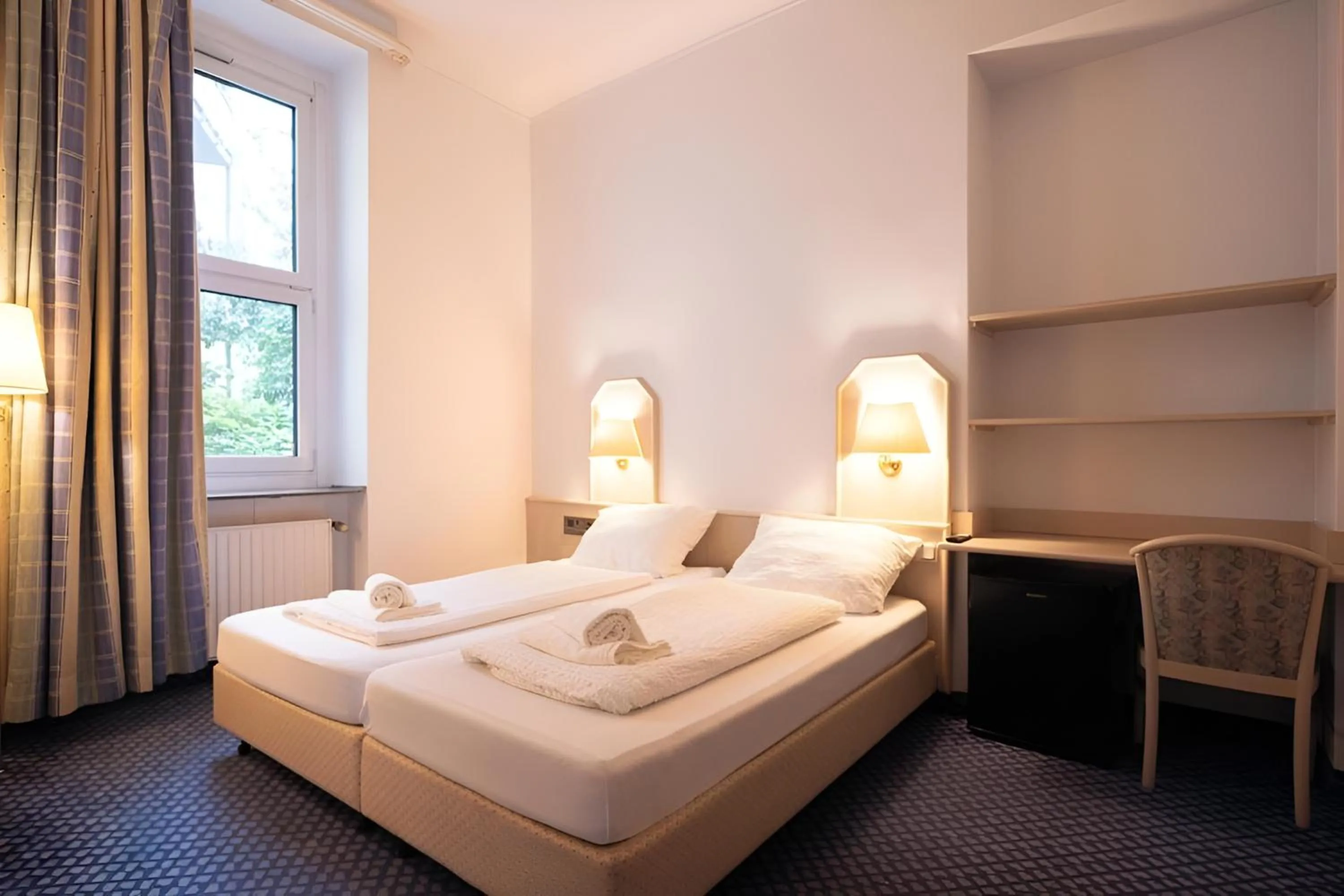 Photo of the whole room, Bed in Hotel Viktoria Düsseldorf-Neuss - Self Check-In