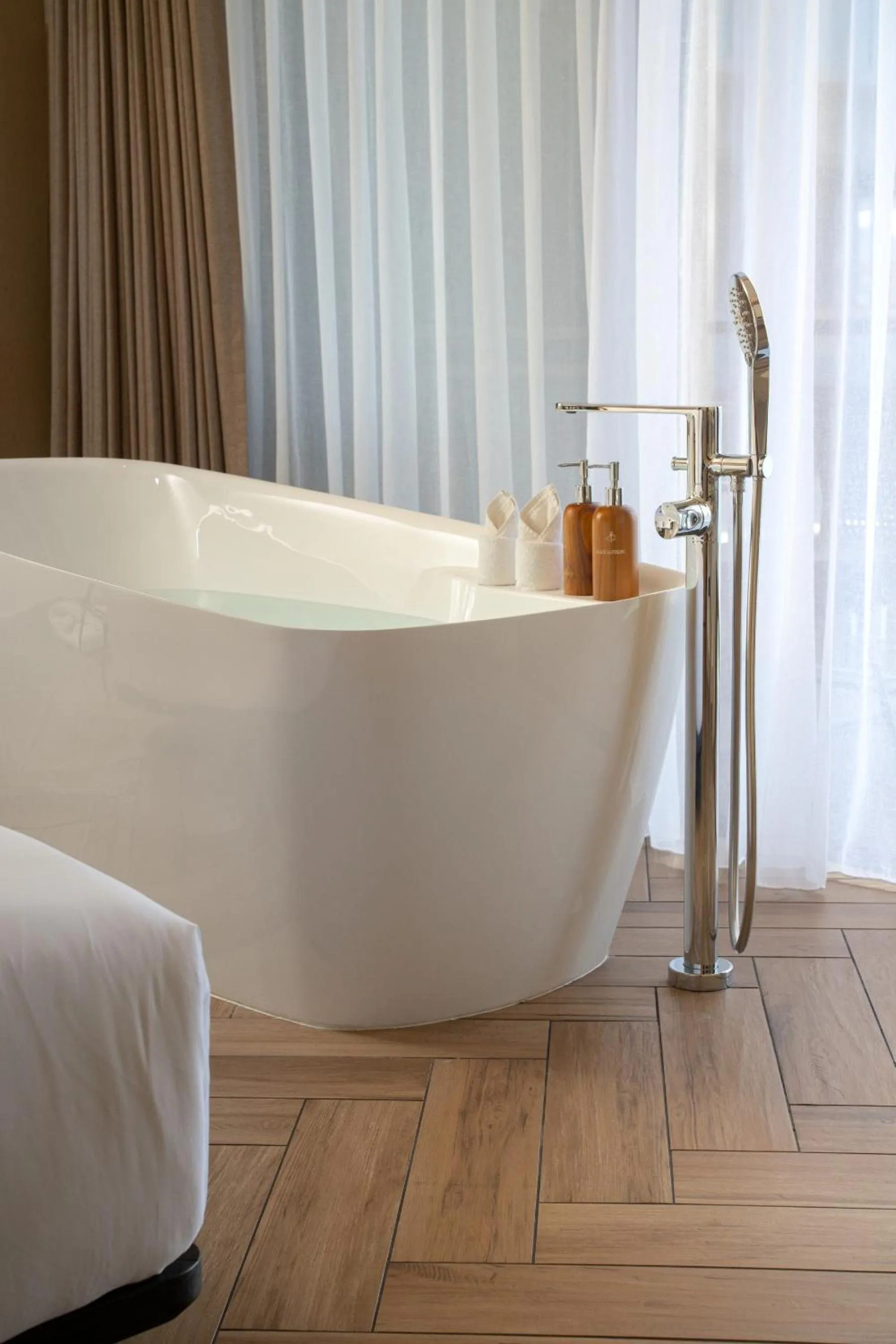 Bath in Katamaran Hotel & Resort Komodo