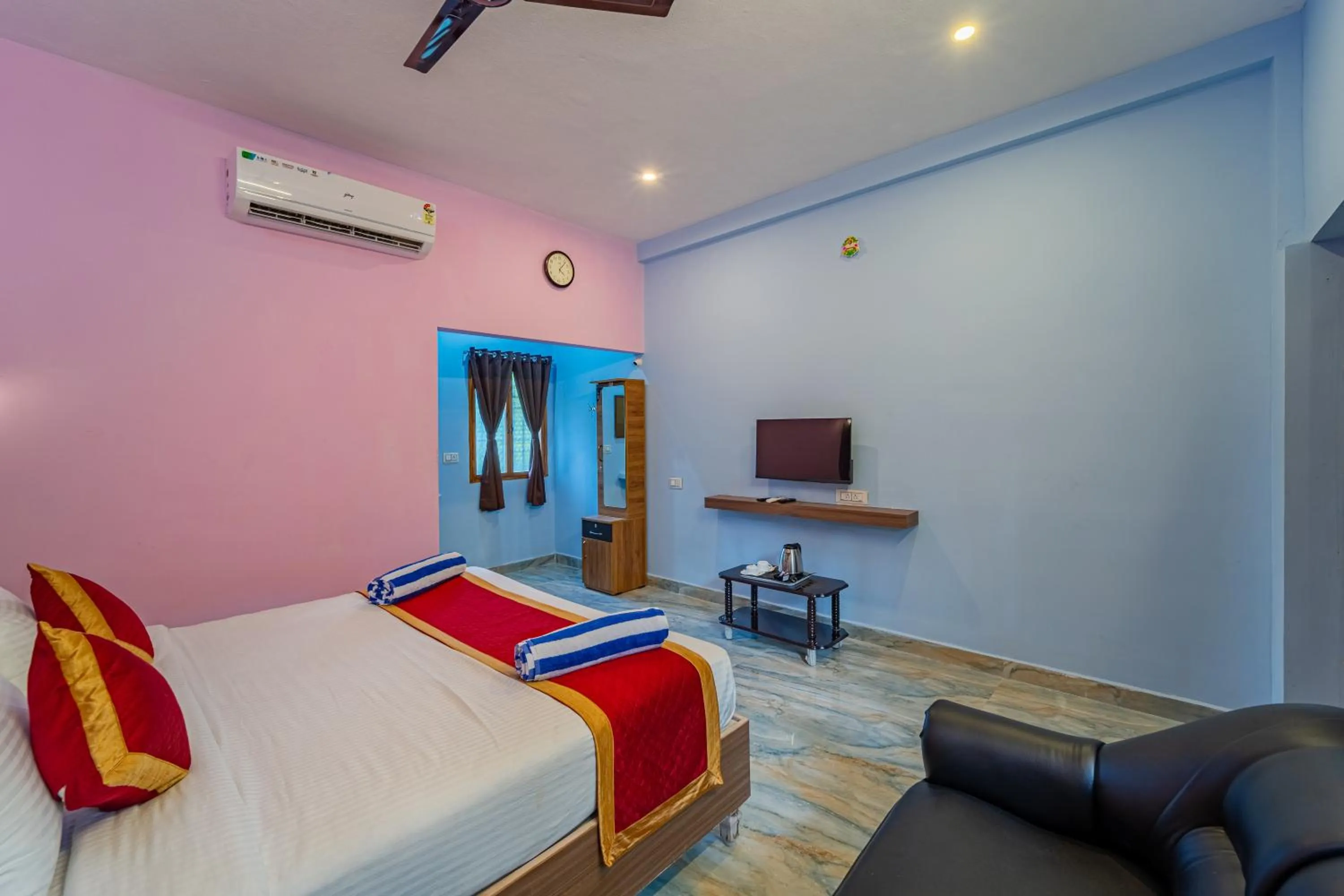 Bed in Hotel De Jardin Pondicherry with Swimming Pool