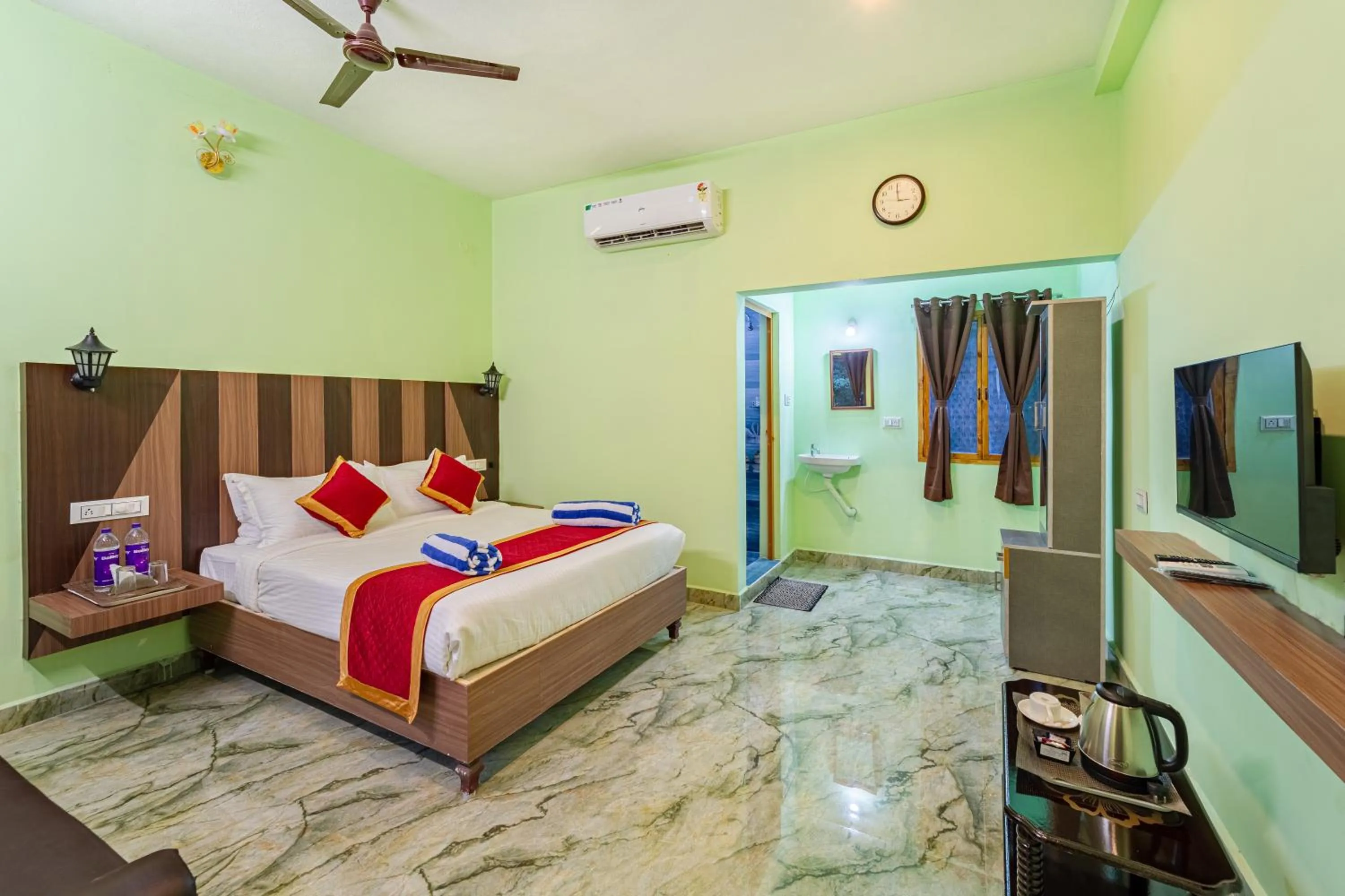 Photo of the whole room, Bed in Hotel De Jardin Pondicherry with Swimming Pool