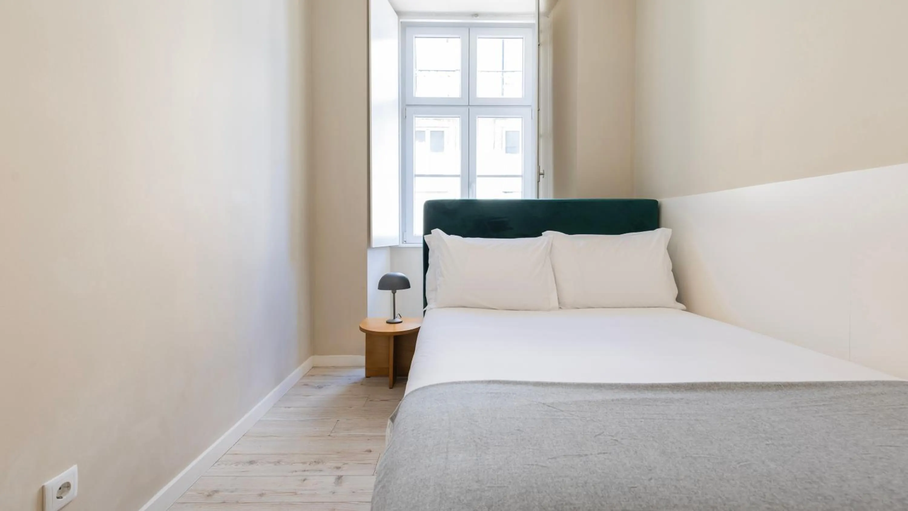 Bedroom, Bed in Carmo 43