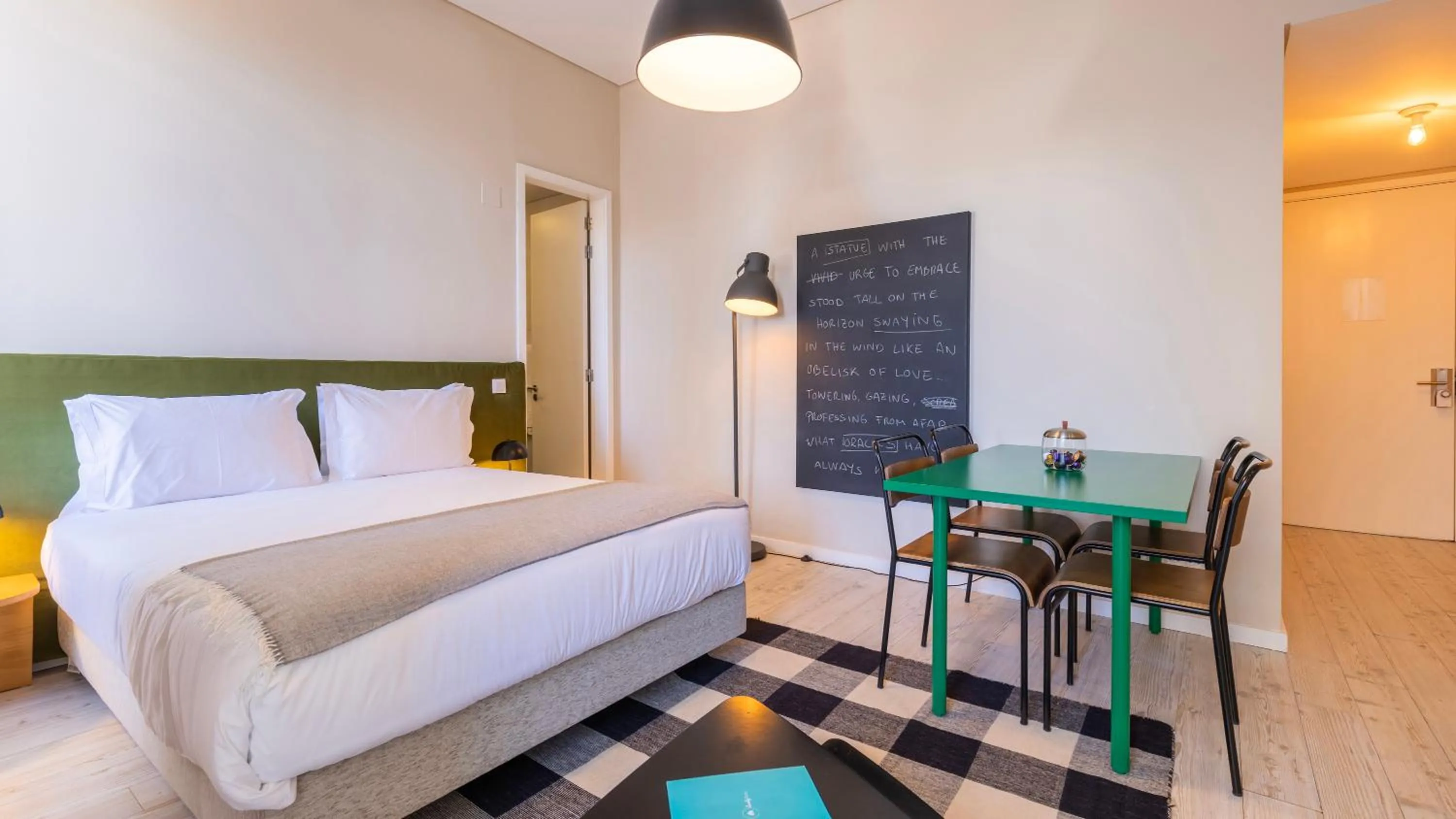 Photo of the whole room, Bed in Carmo 43