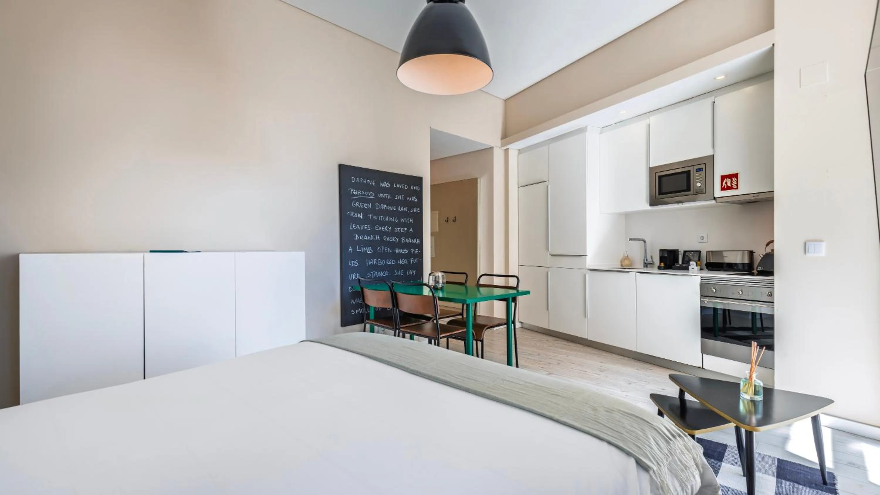 Photo of the whole room, Bed in Carmo 43