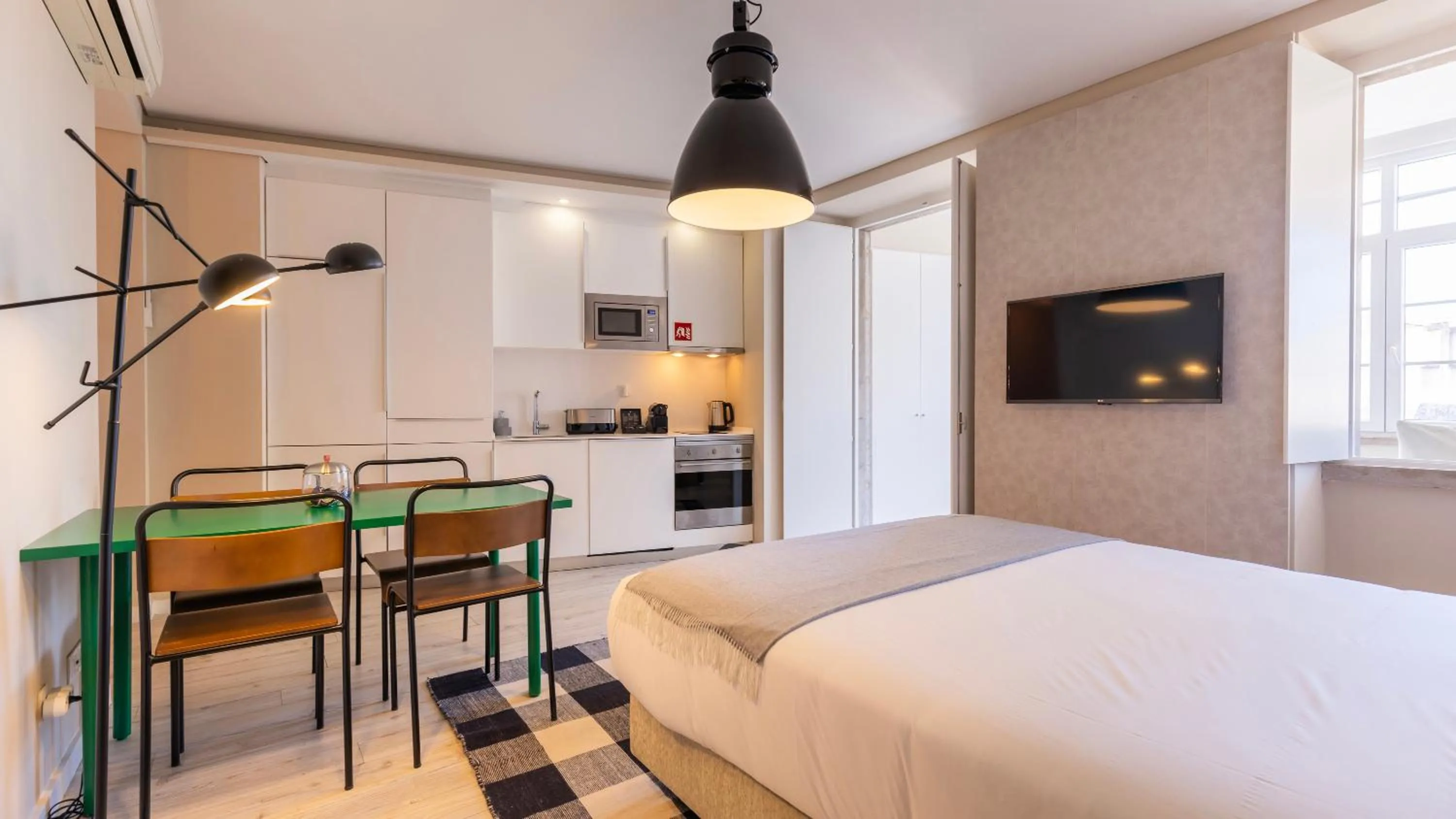 Kitchen or kitchenette, Bed in Carmo 43