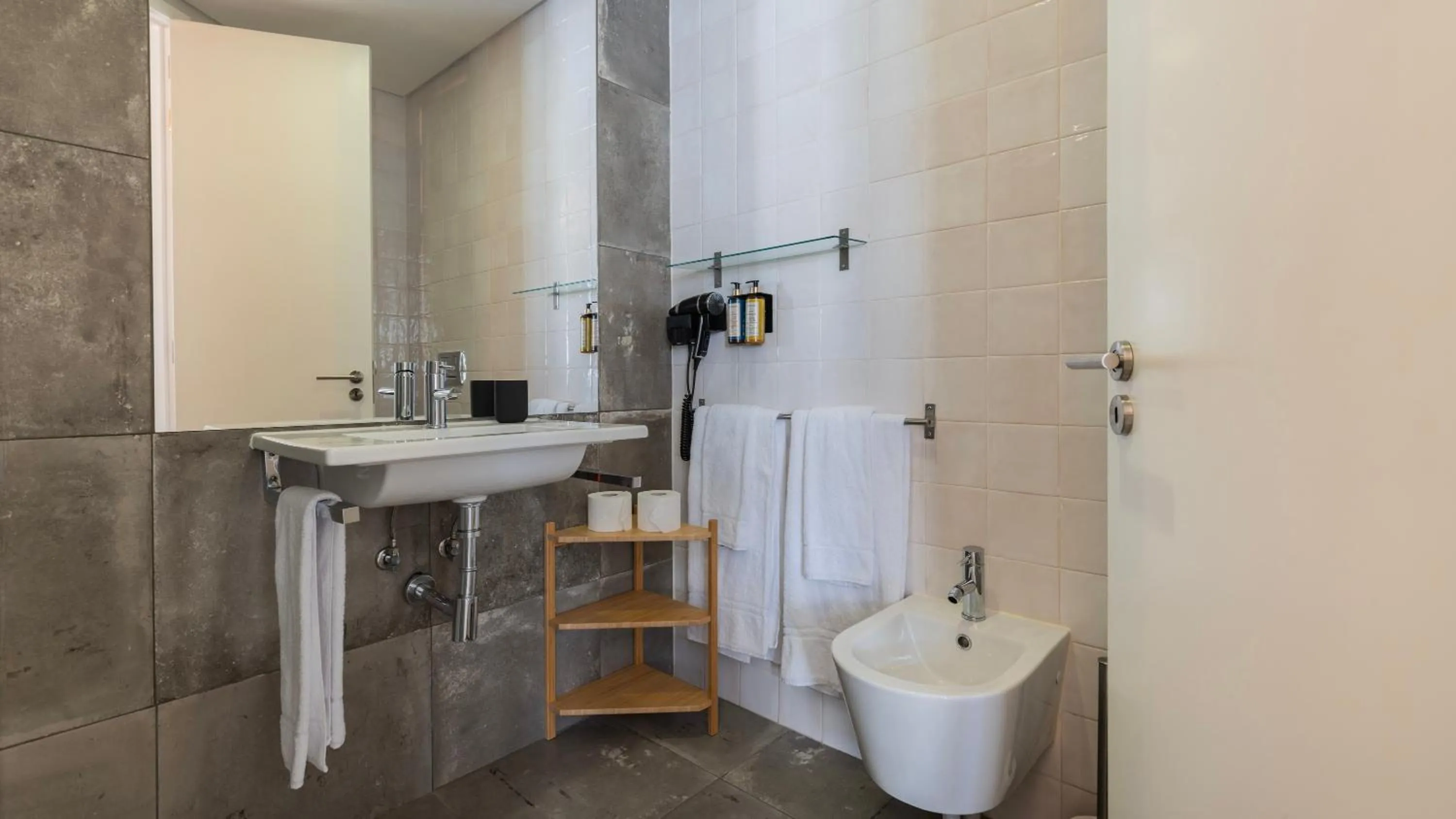 Bathroom in Carmo 43