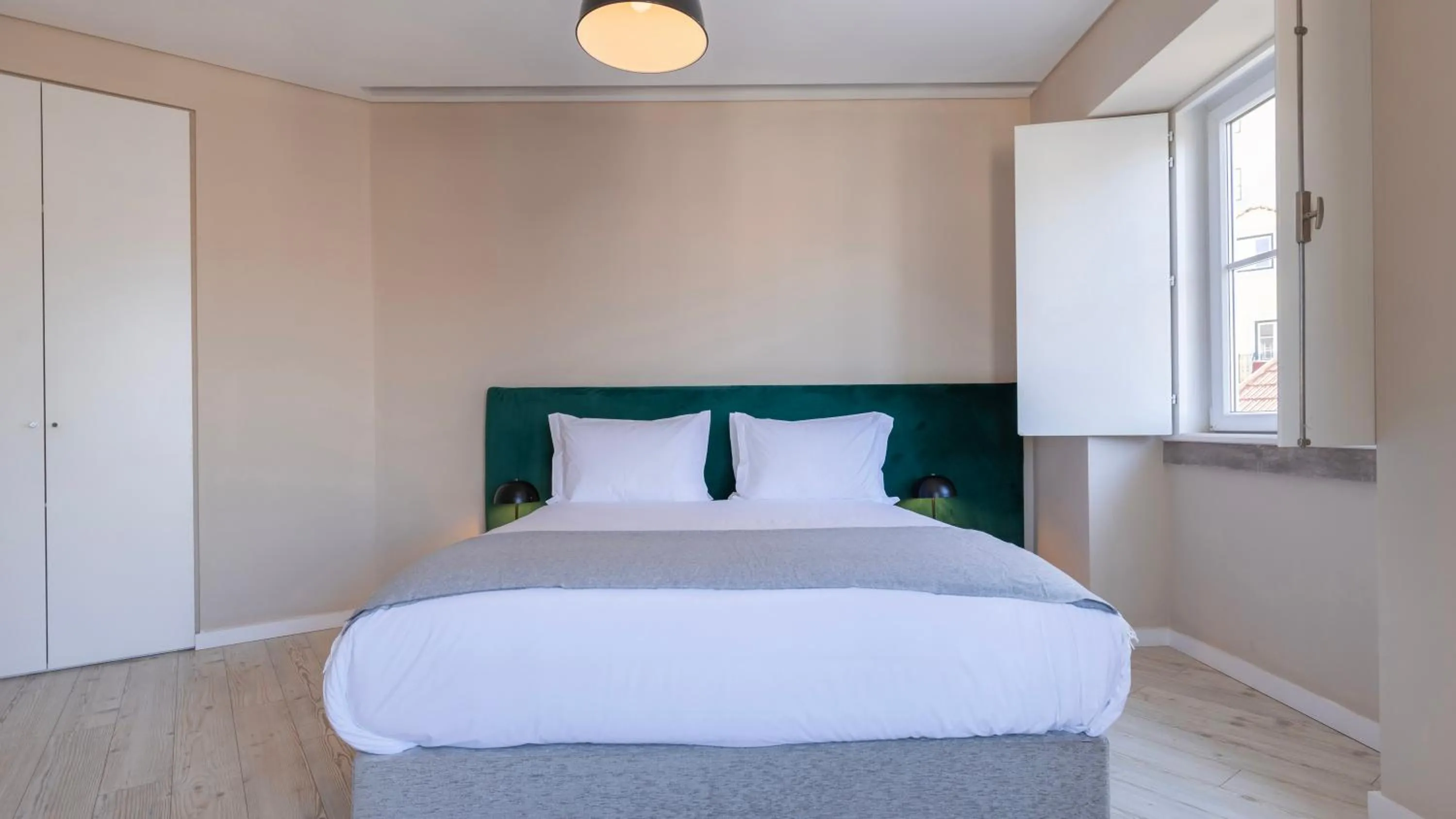 Bedroom, Bed in Carmo 43