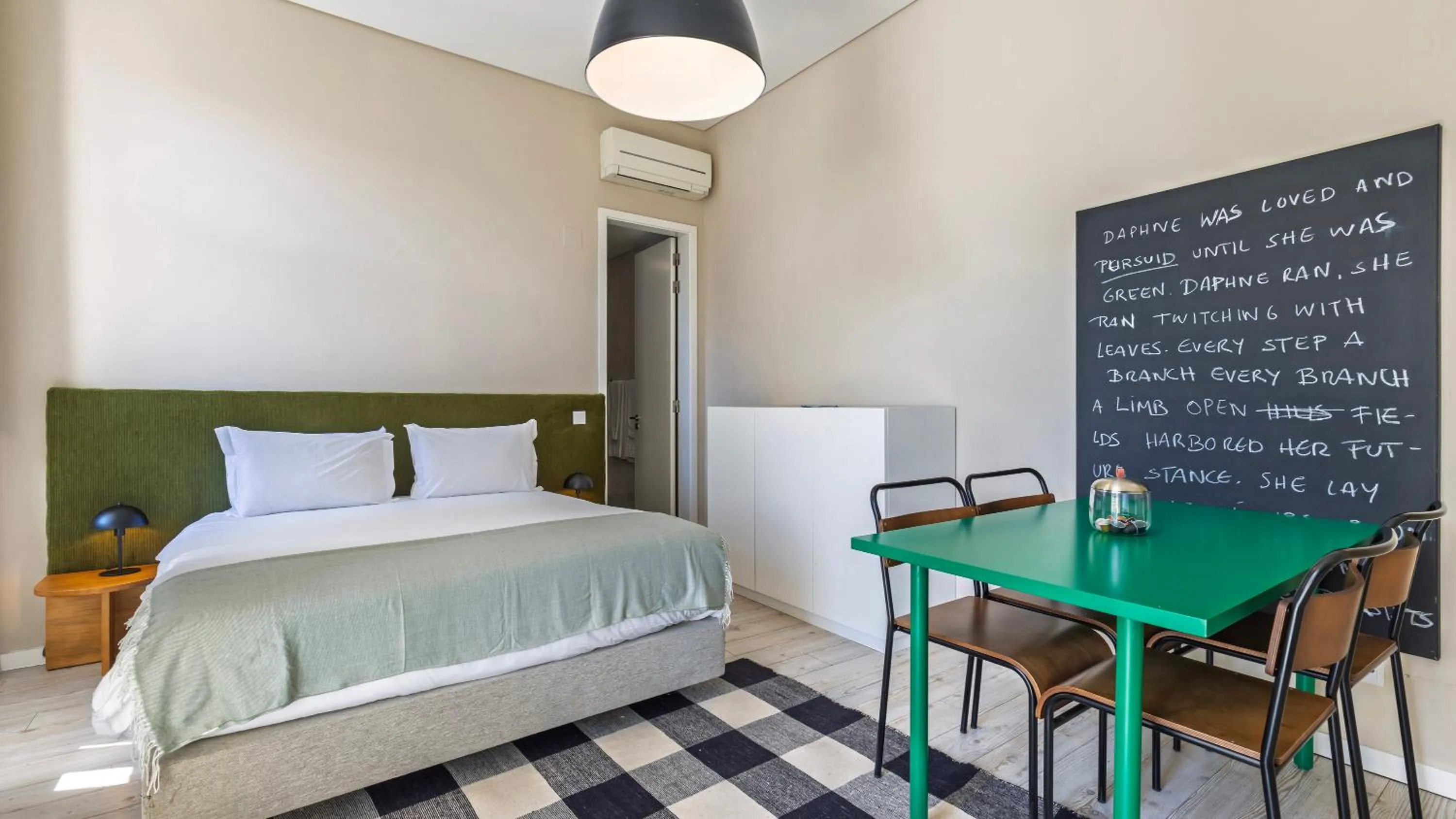 Photo of the whole room, Bed in Carmo 43