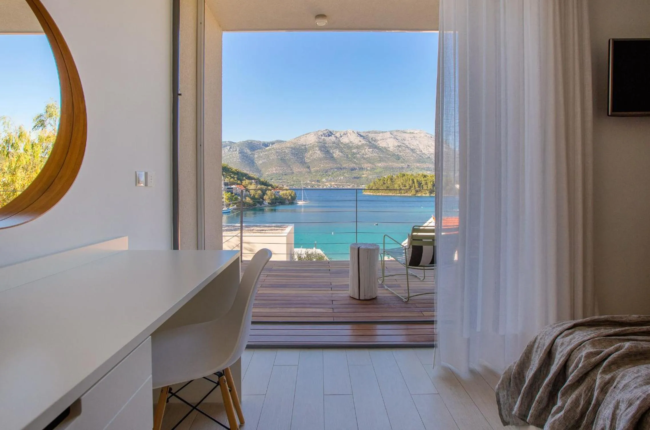 Comfort Double Room with Balcony and Sea View in Tara's Lodge