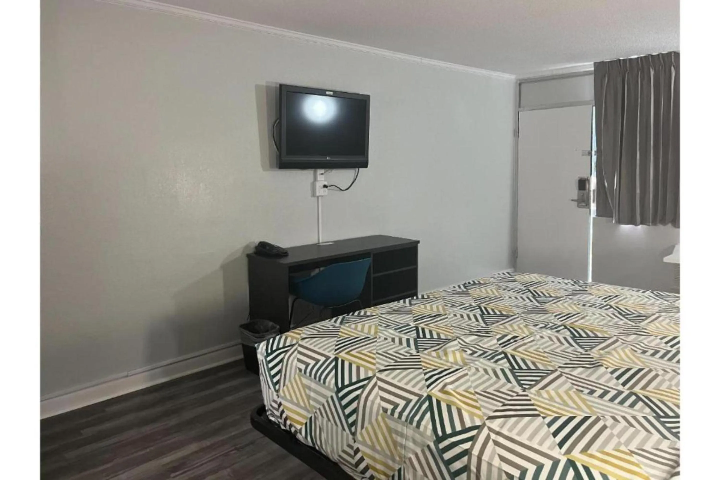 Bed in Studio 6 Suites Pocomoke City, MD