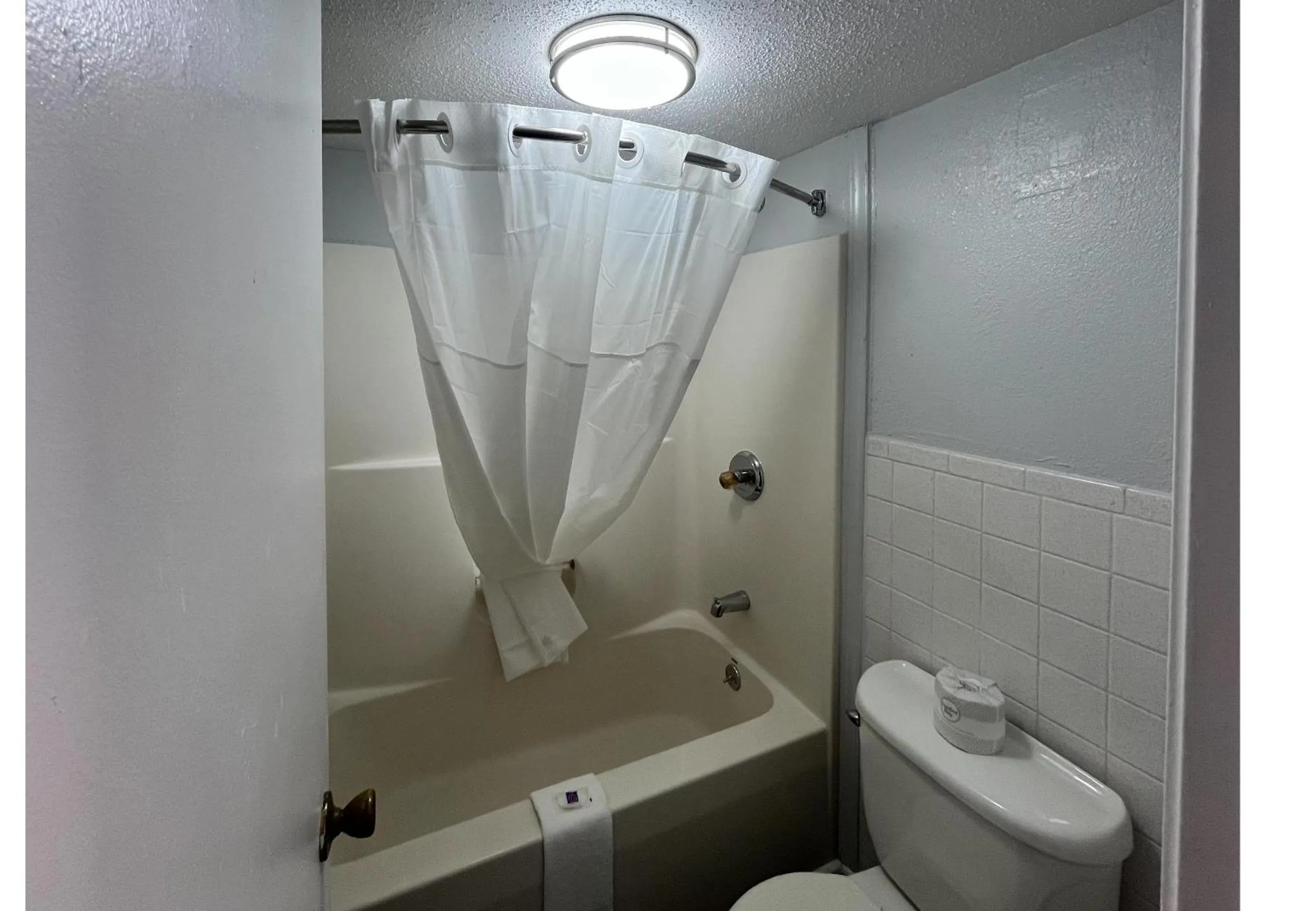 Bathroom in Studio 6 Suites Pocomoke City, MD
