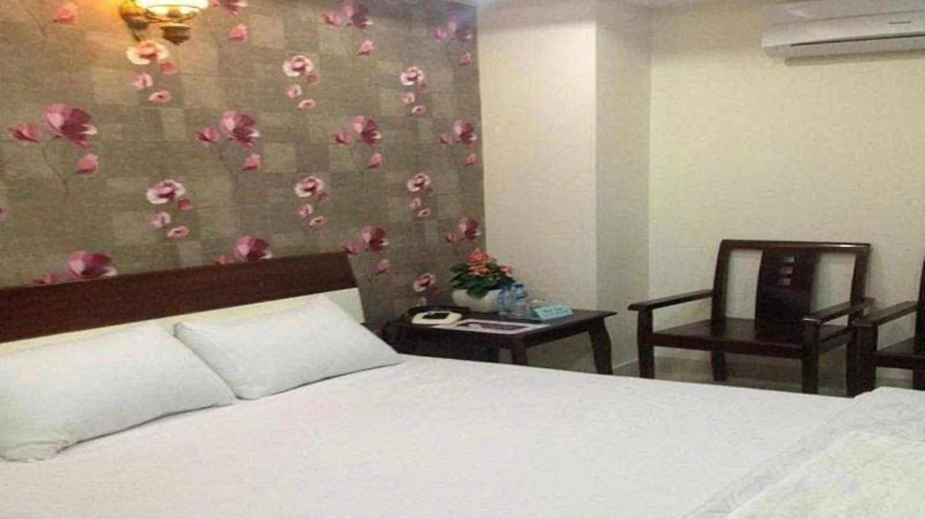 Bedroom, Bed in Quang Huy Hotel