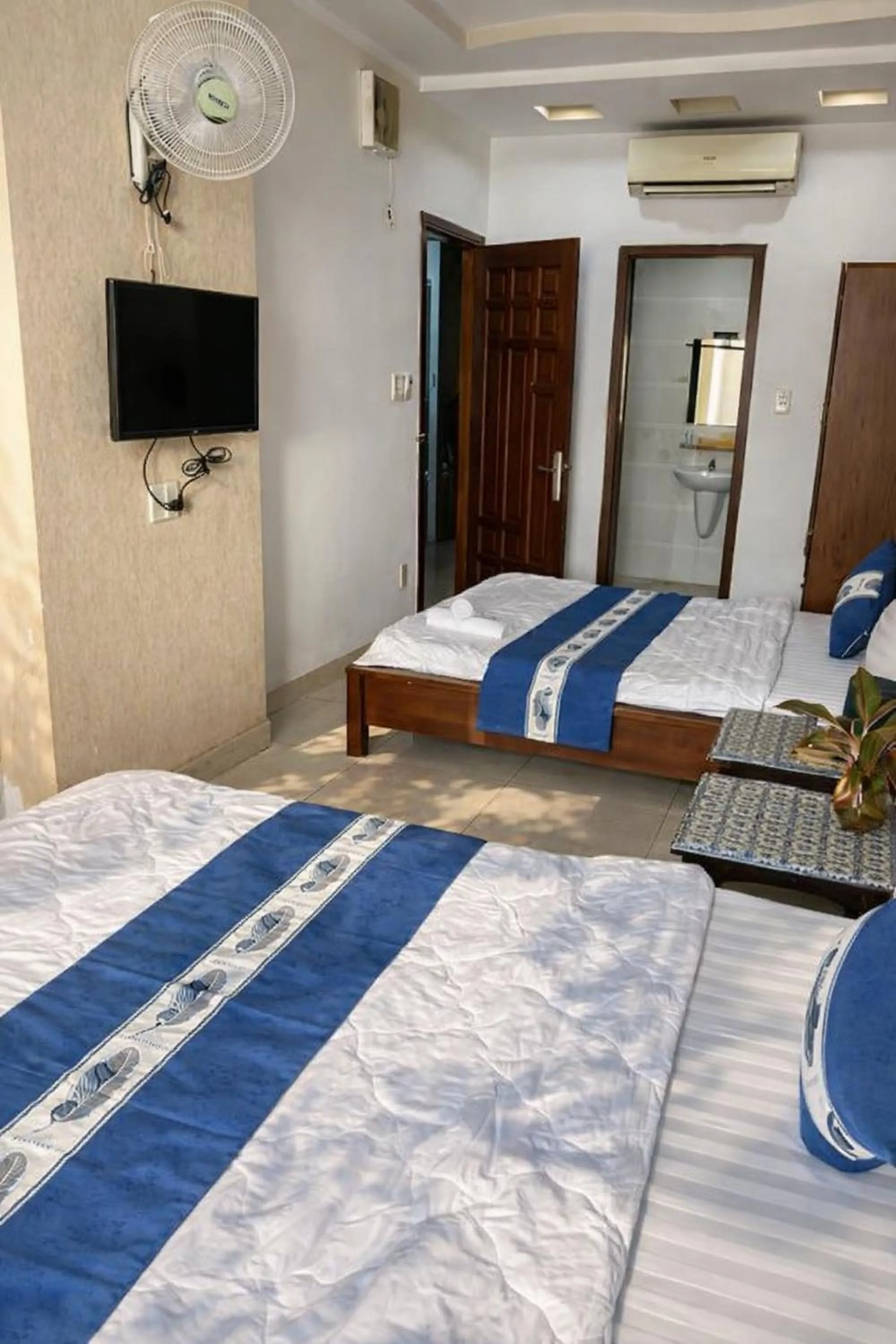 Photo of the whole room, Bed in Quang Huy Hotel