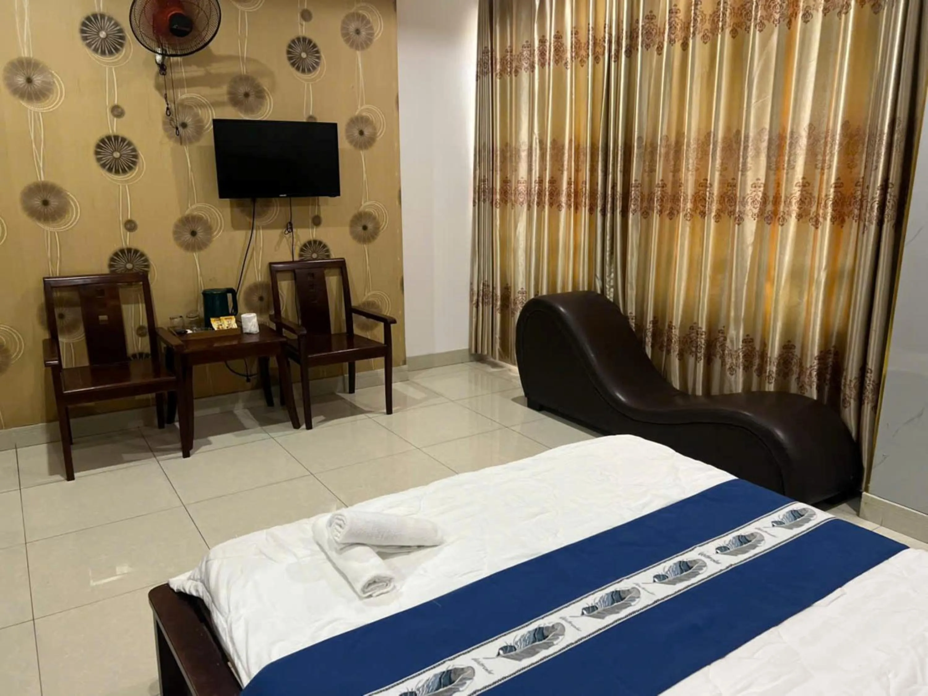 Bedroom, Bed in Quang Huy Hotel