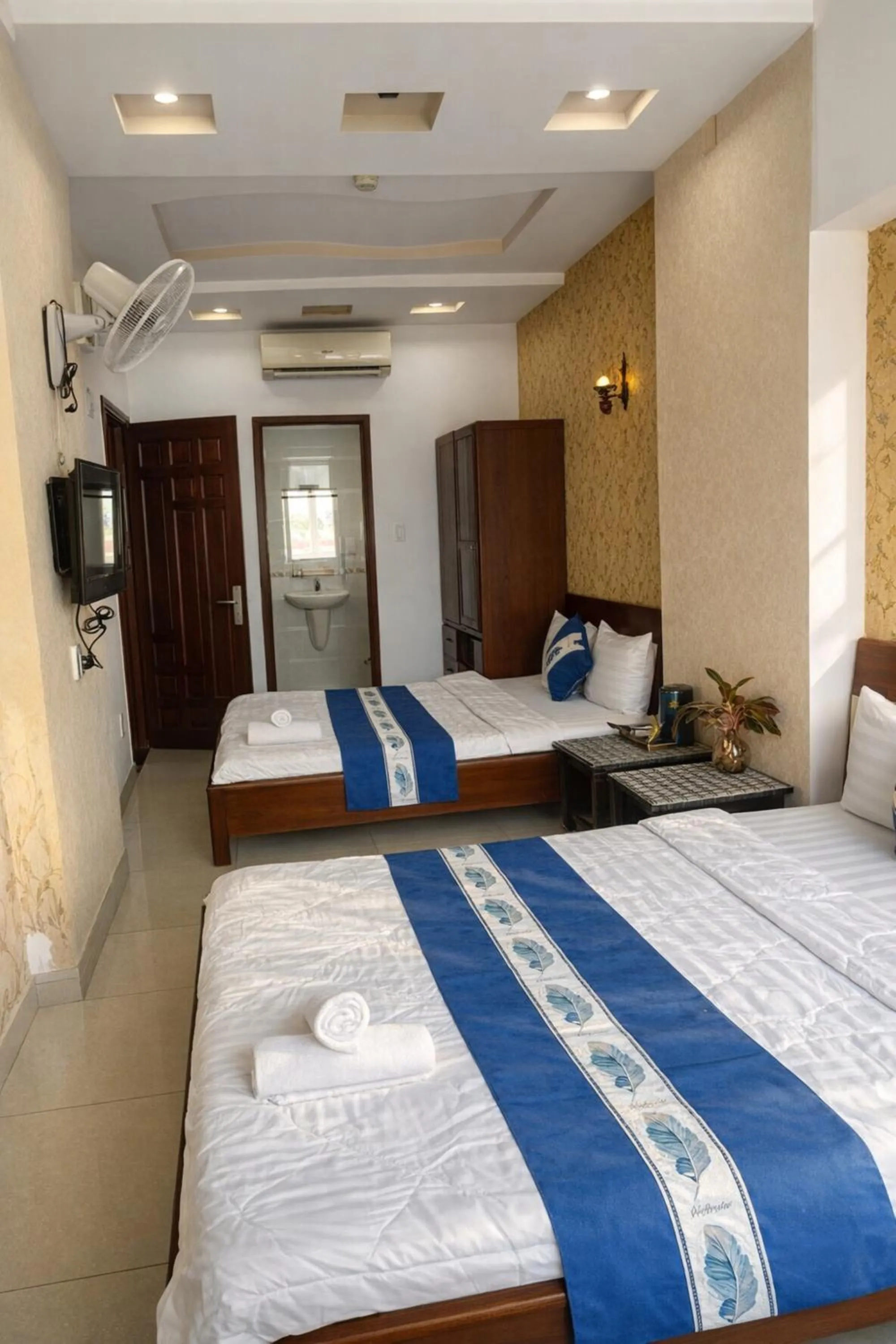 Photo of the whole room, Bed in Quang Huy Hotel