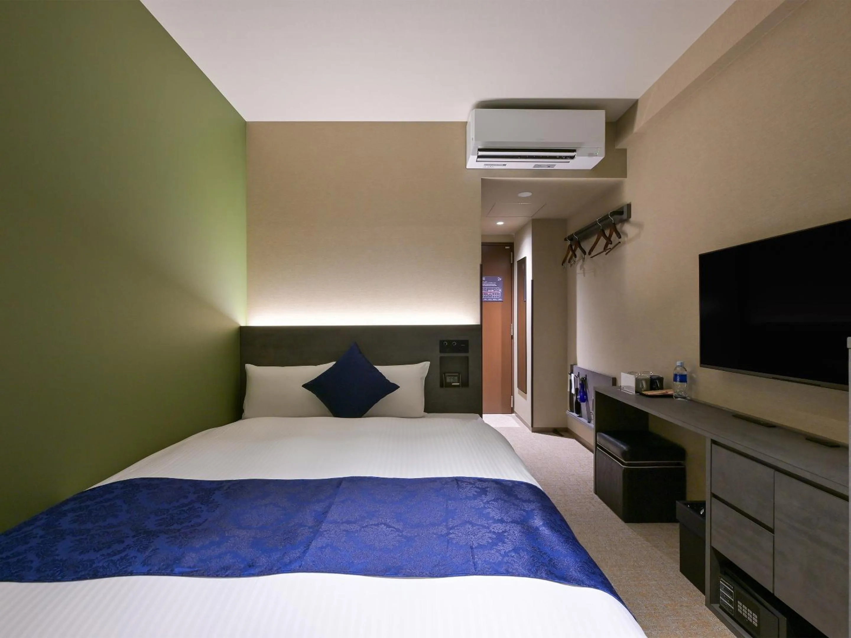 Bed in HOTEL R9 Premium Ichikawaekimae