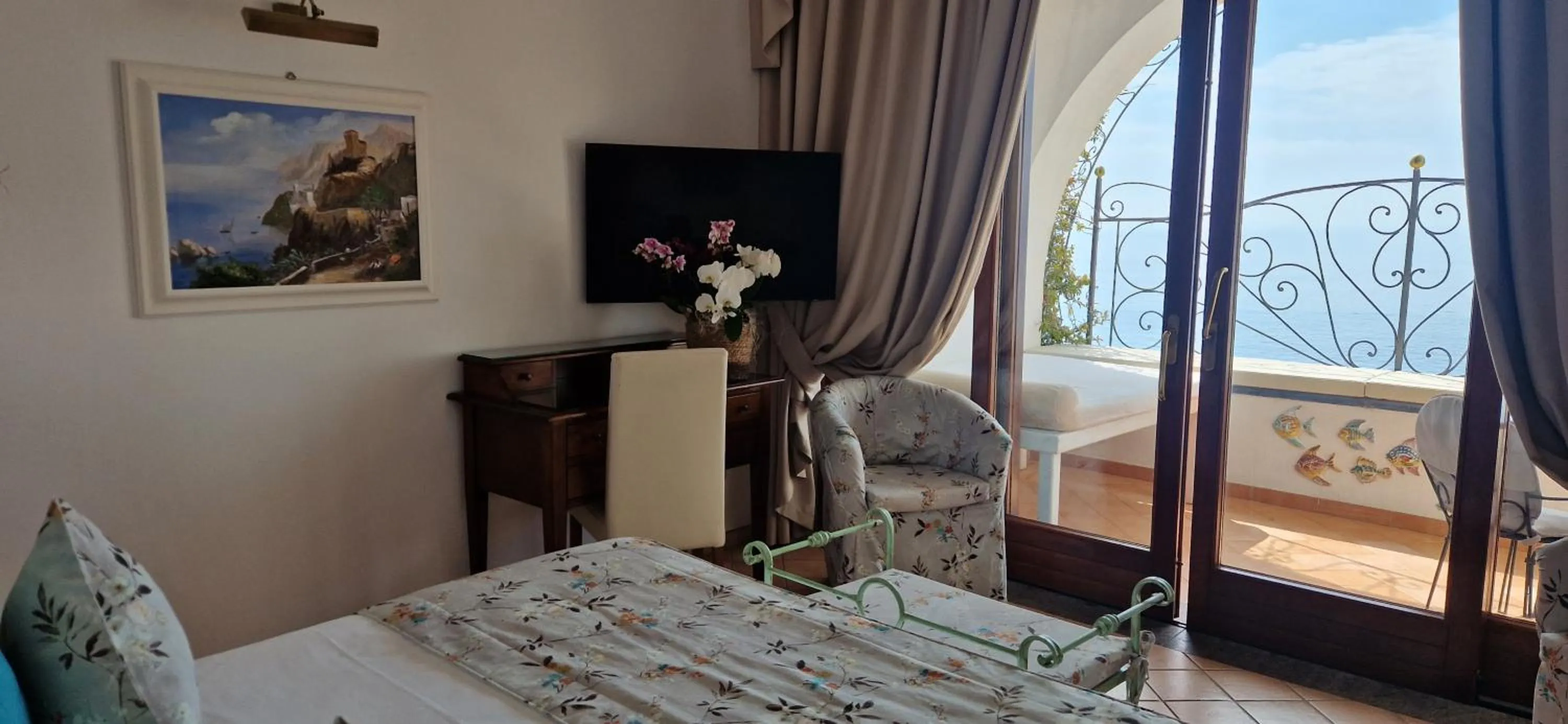 Bed in Albergo La Conca Azzurra