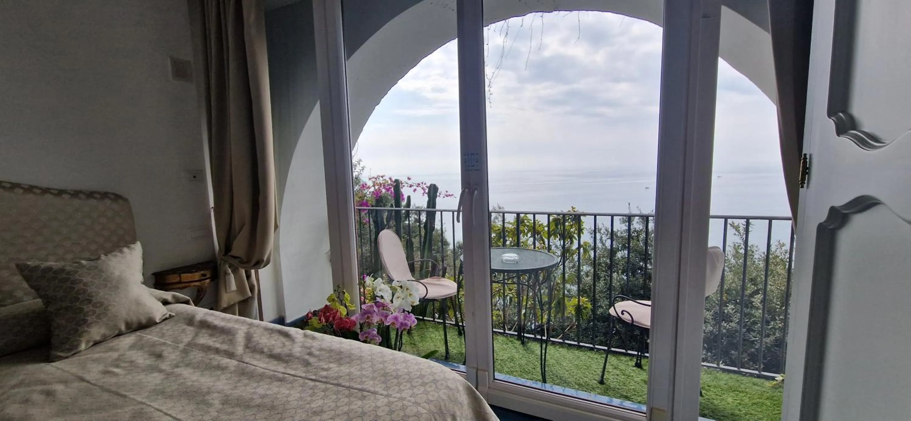 Bed in Albergo La Conca Azzurra