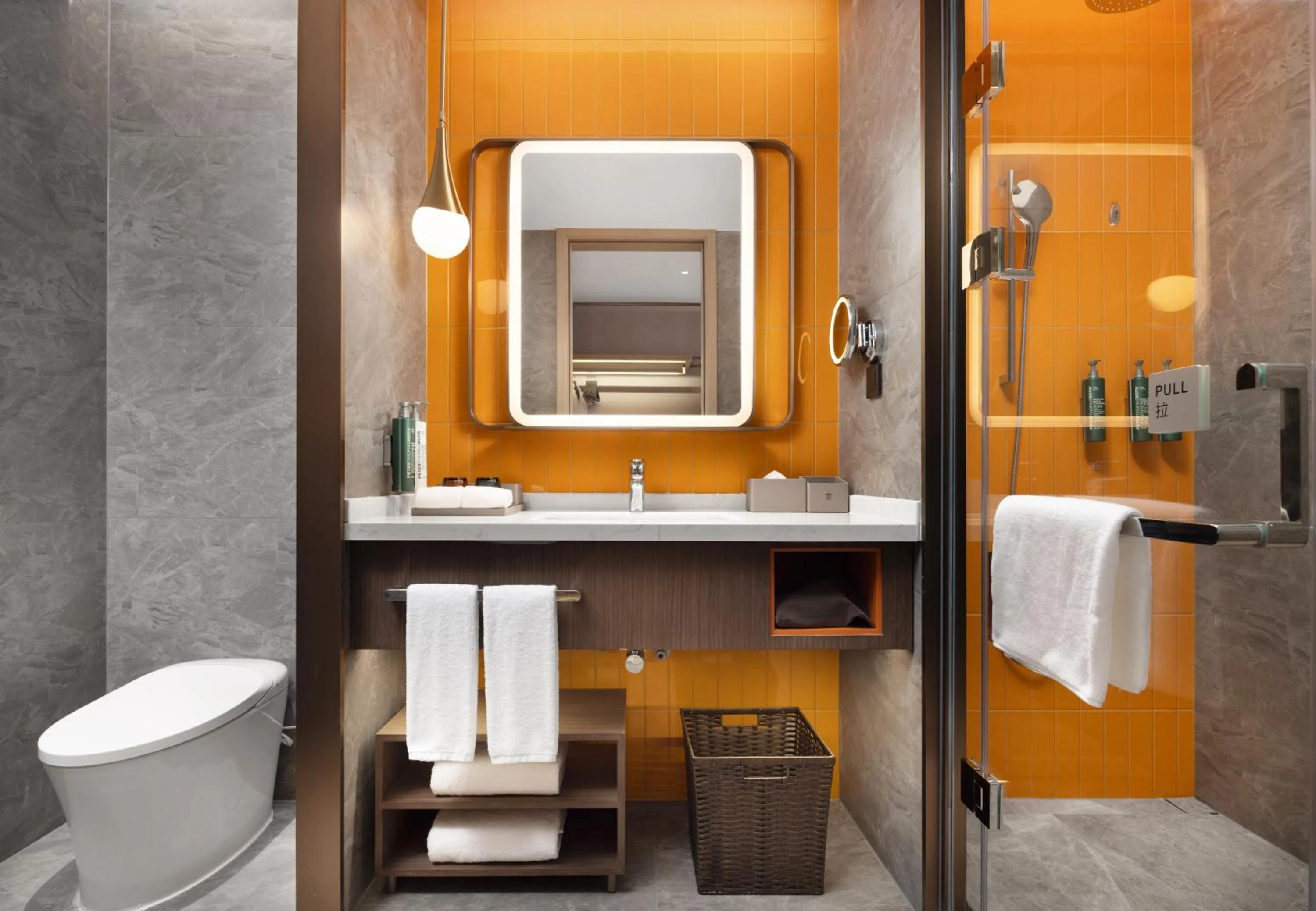 Toilet in Home2 Suites by Hilton Guangzhou Huangpu Science City Free shuttle buses are provided during the Canton Fair