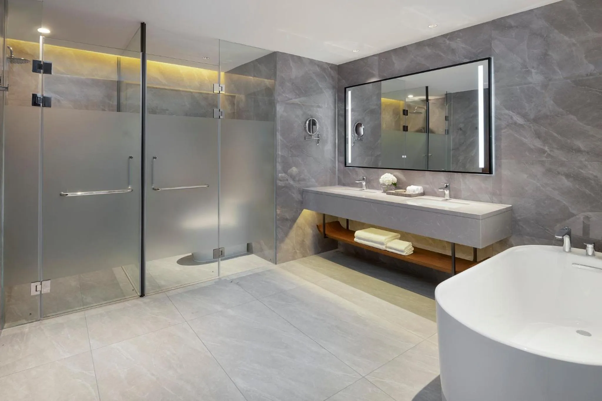 Shower in Amari Vientiane