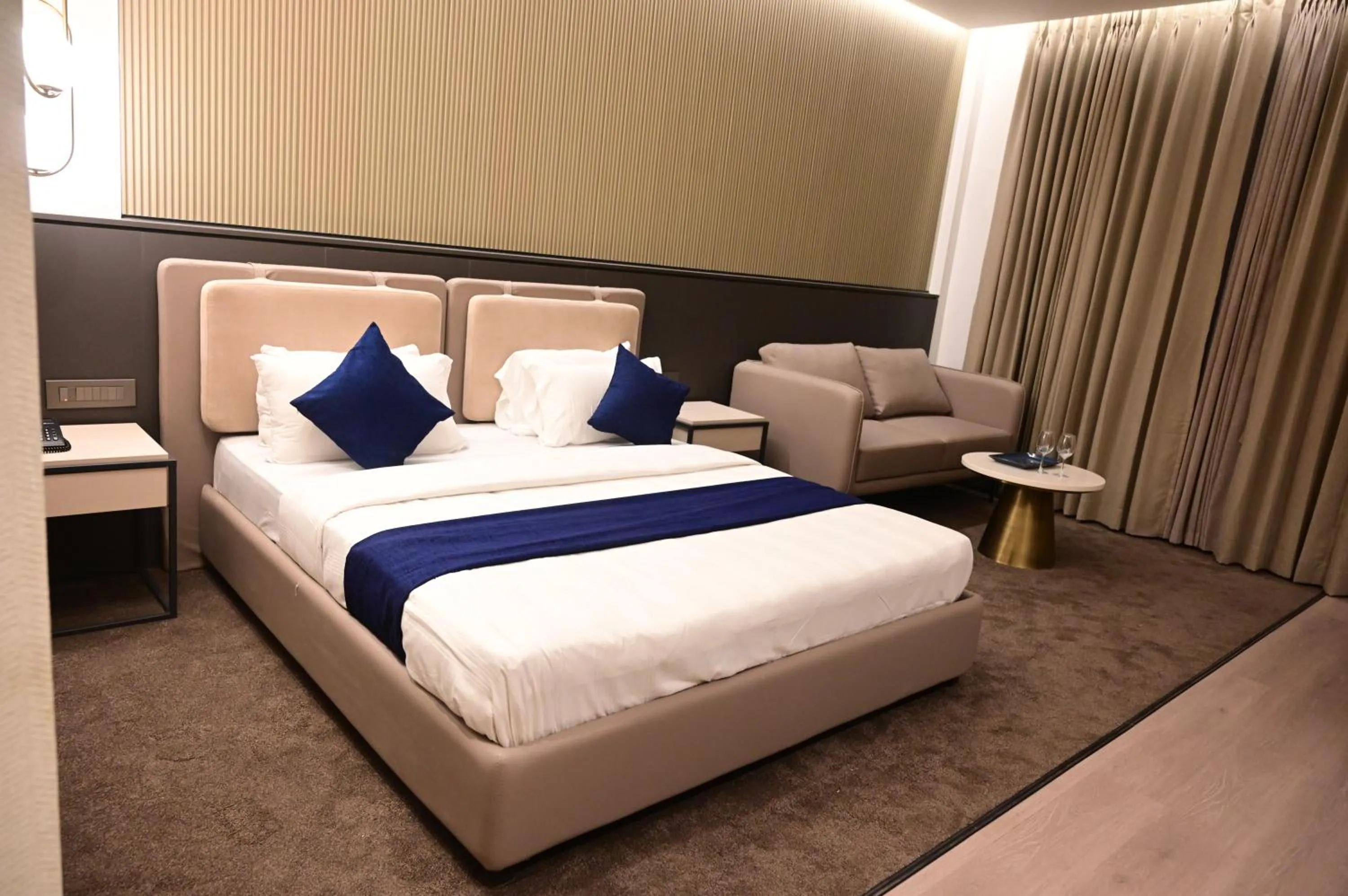 Bed in Club Charholi