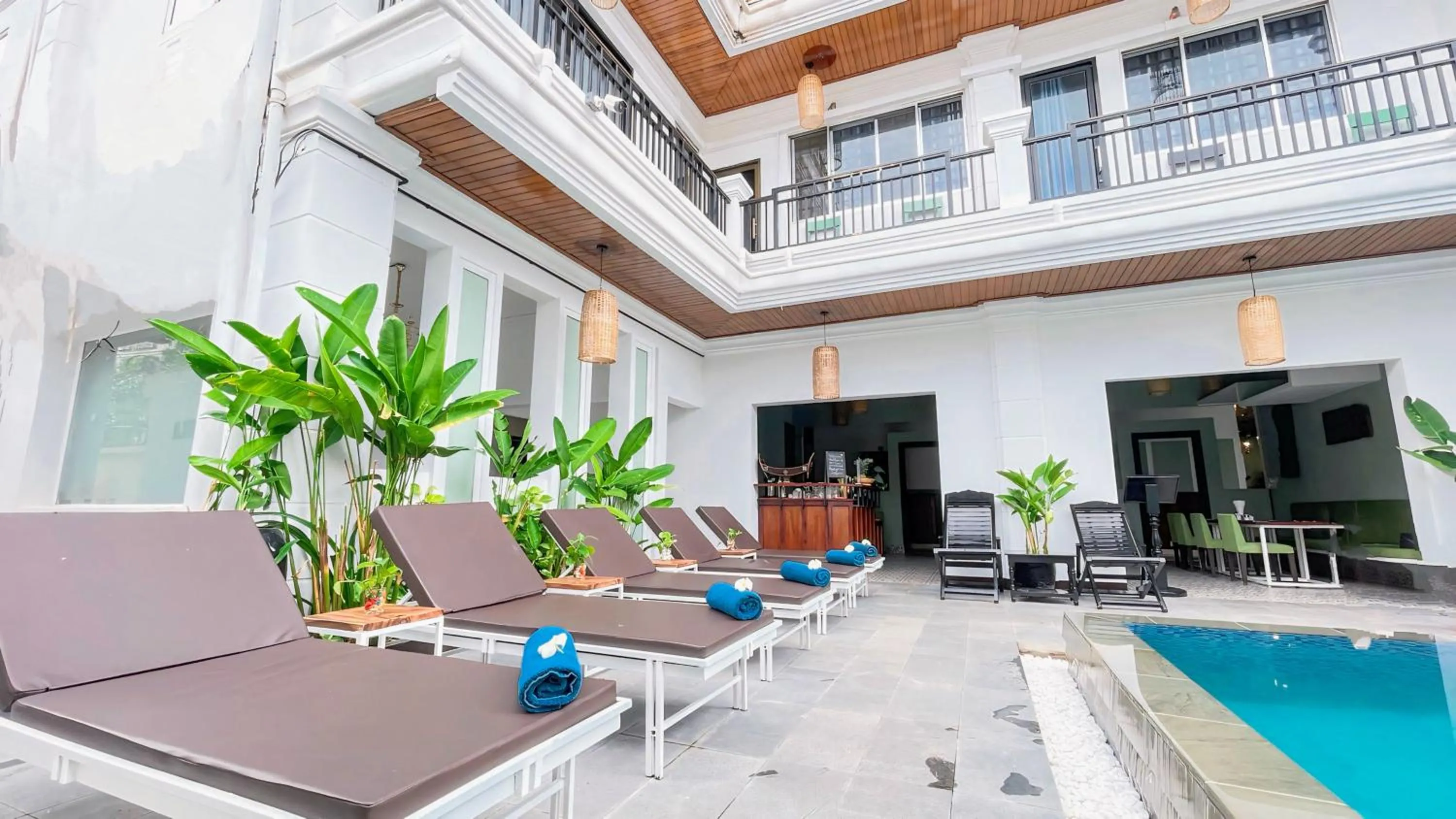 Restaurant/places to eat in The Center Point