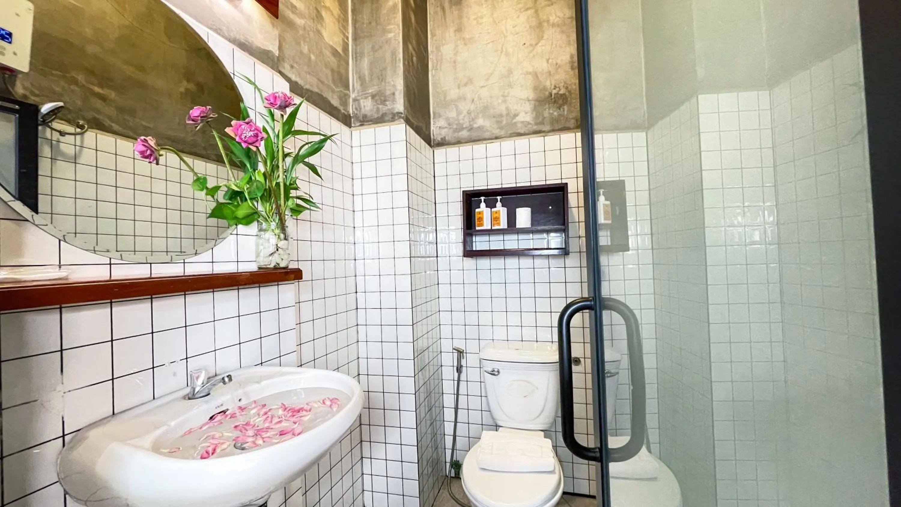 Toilet in The Center Point