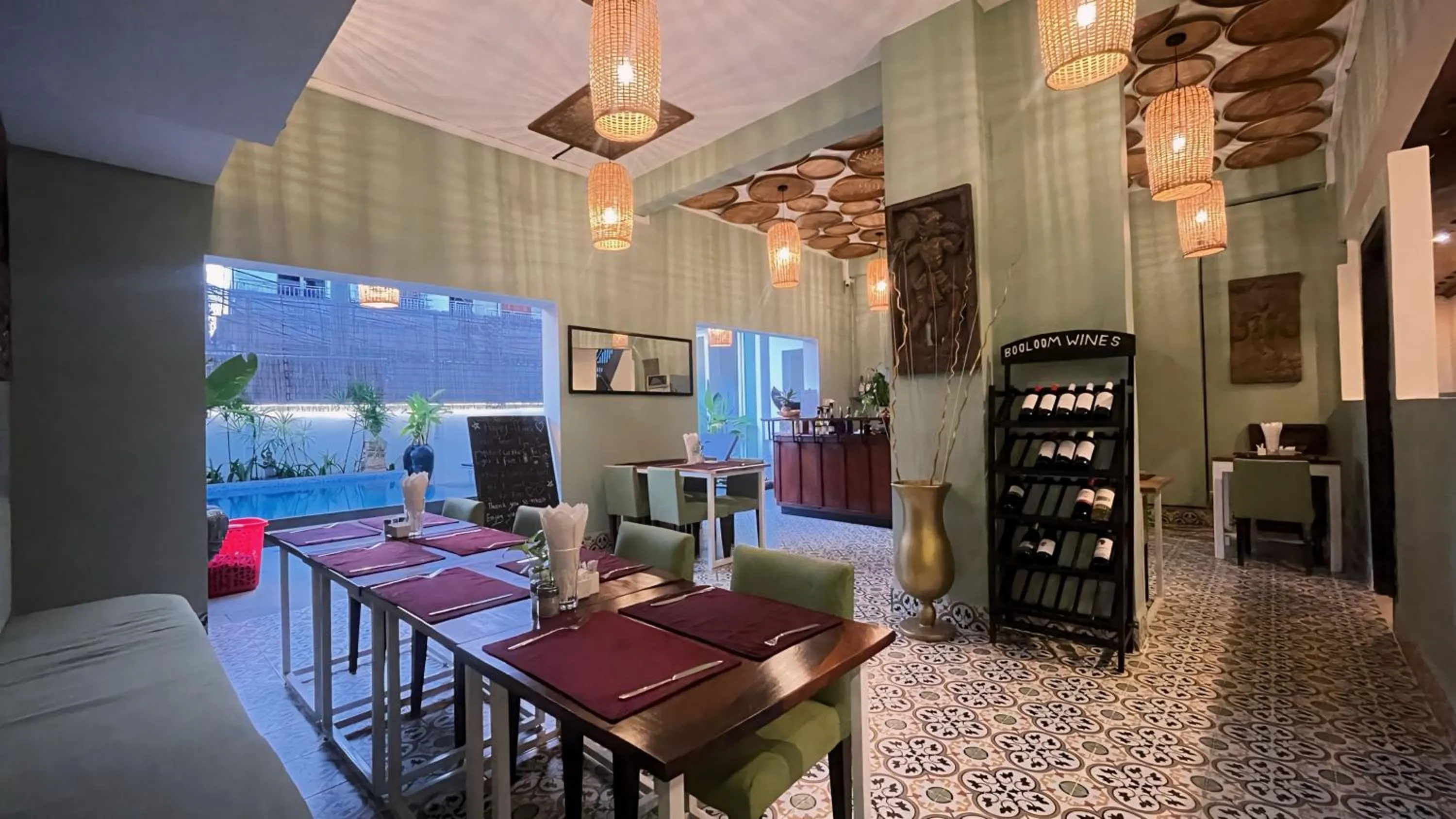 Restaurant/places to eat in The Center Point