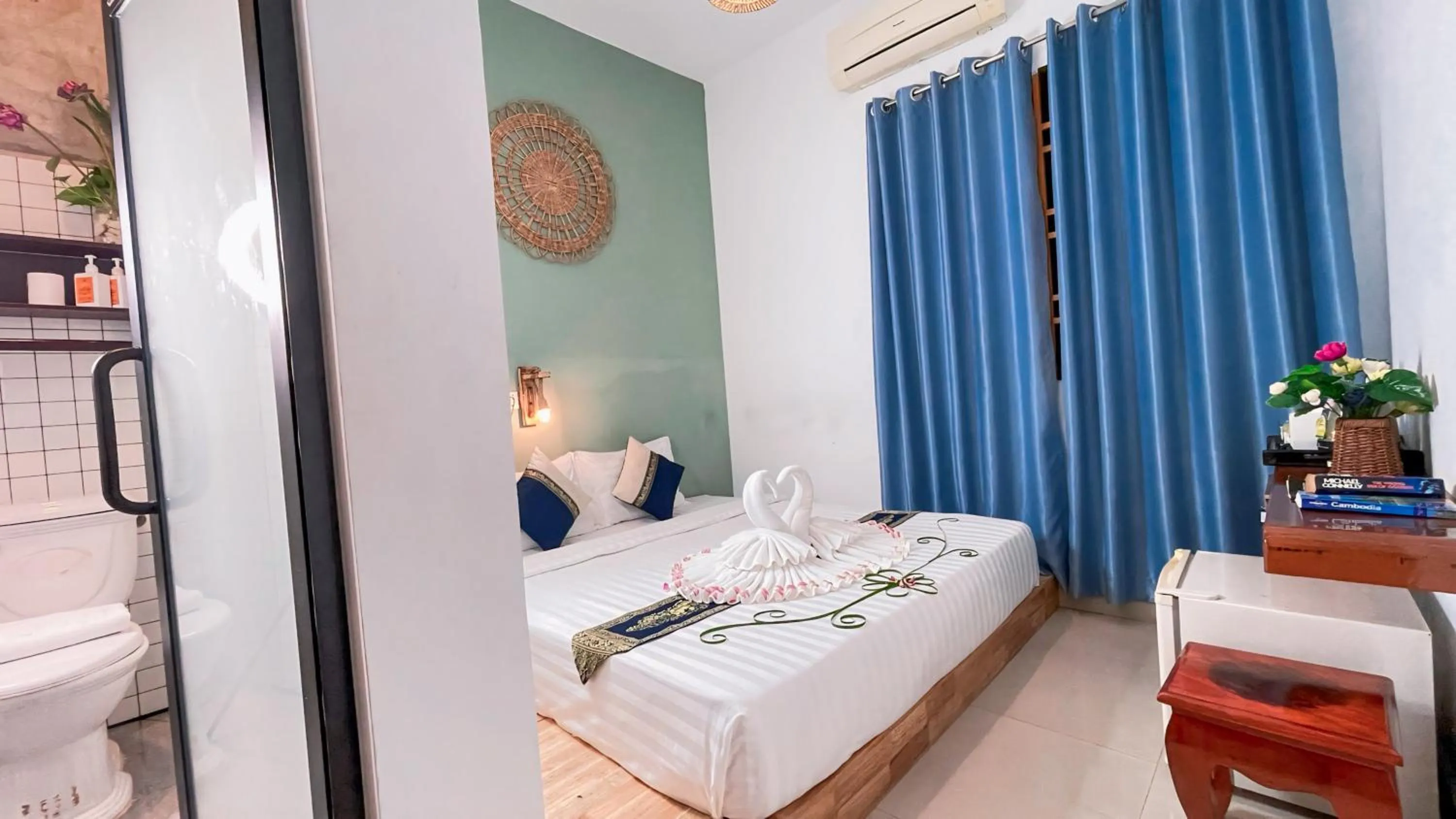 Toilet, Bed in The Center Point