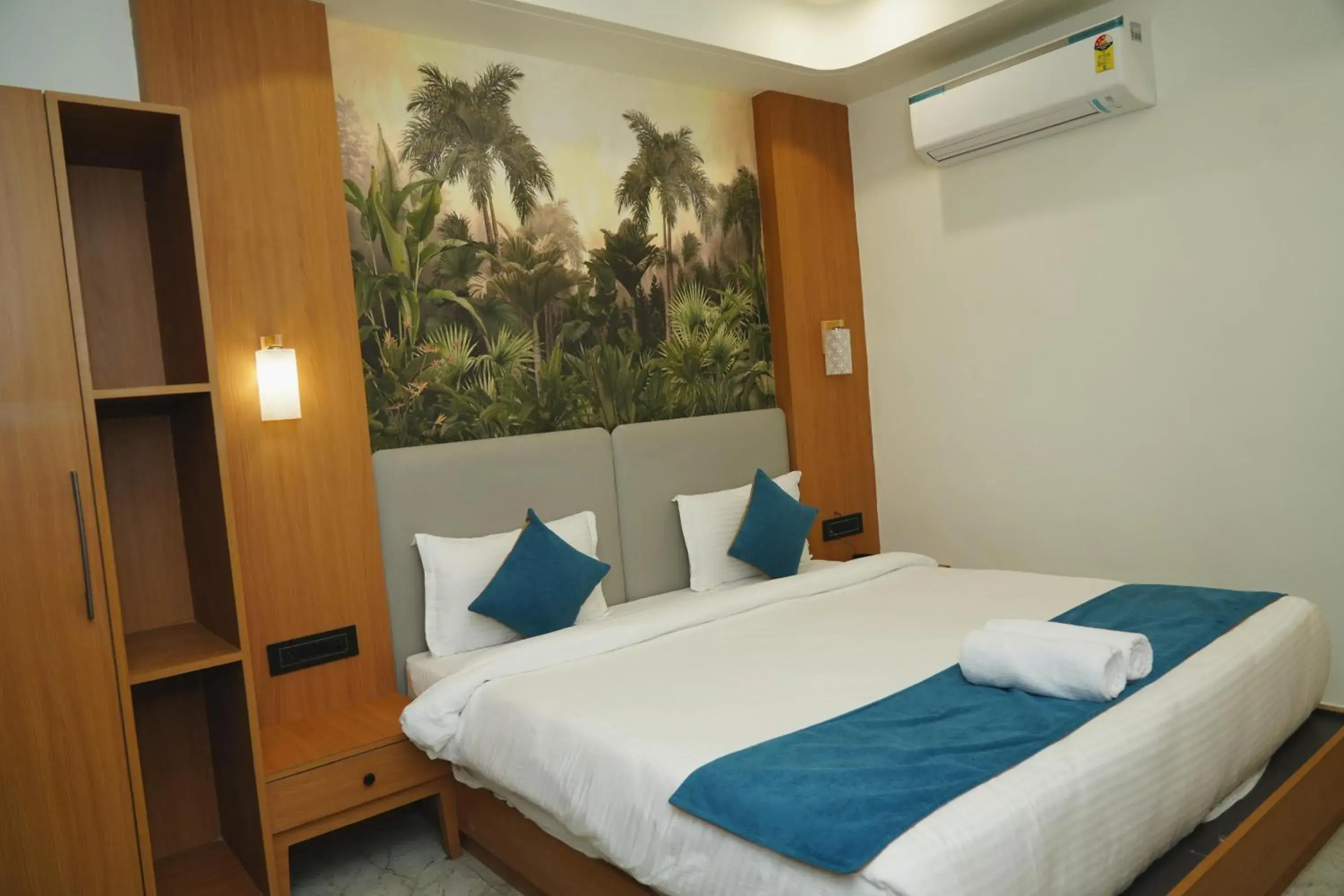 Deluxe Double Room - single occupancy in Hotel Leela's Deluxe Double Room - single occupancy in Hotel Leela's