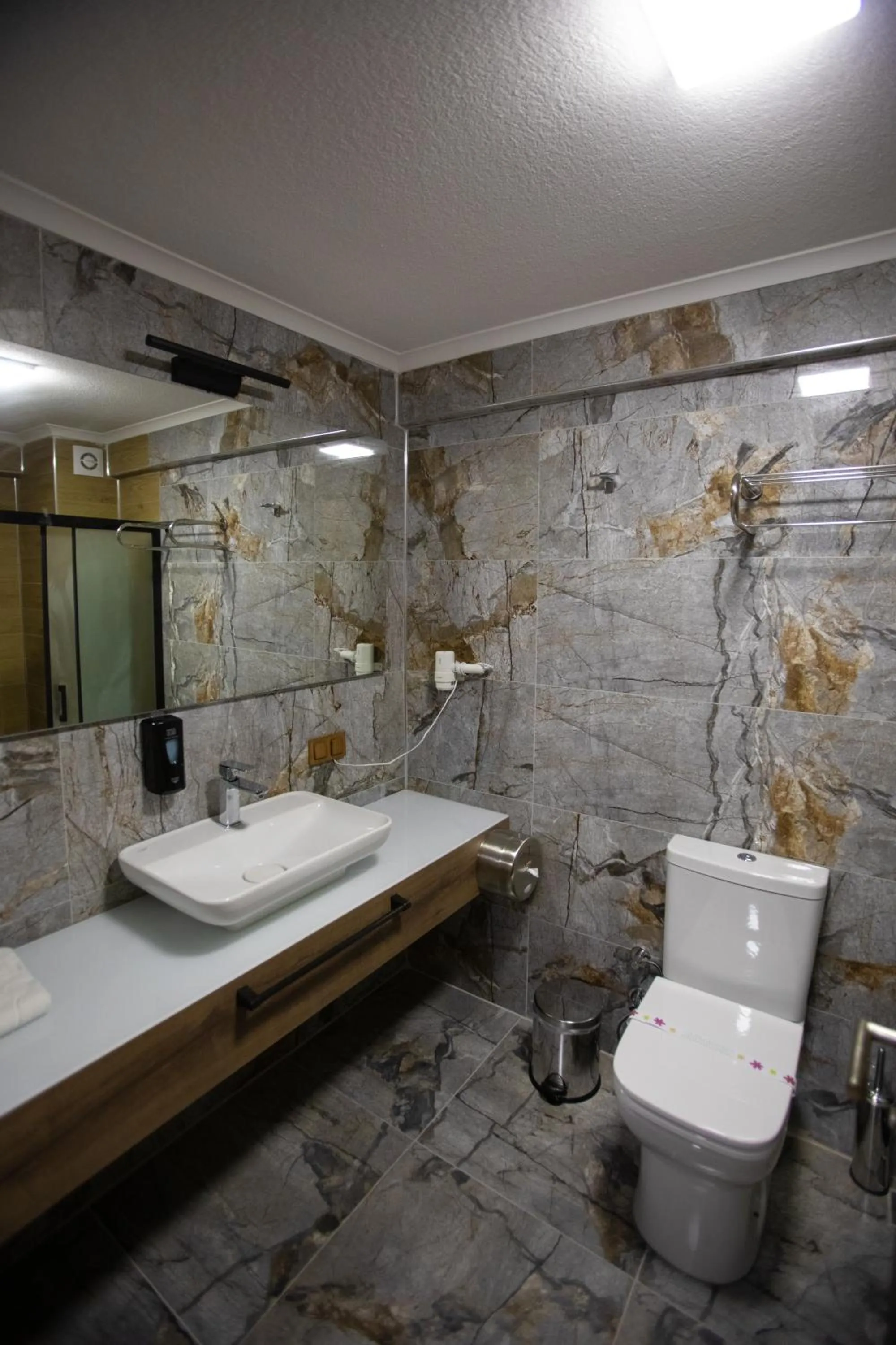 Toilet in E87 Highway Otel