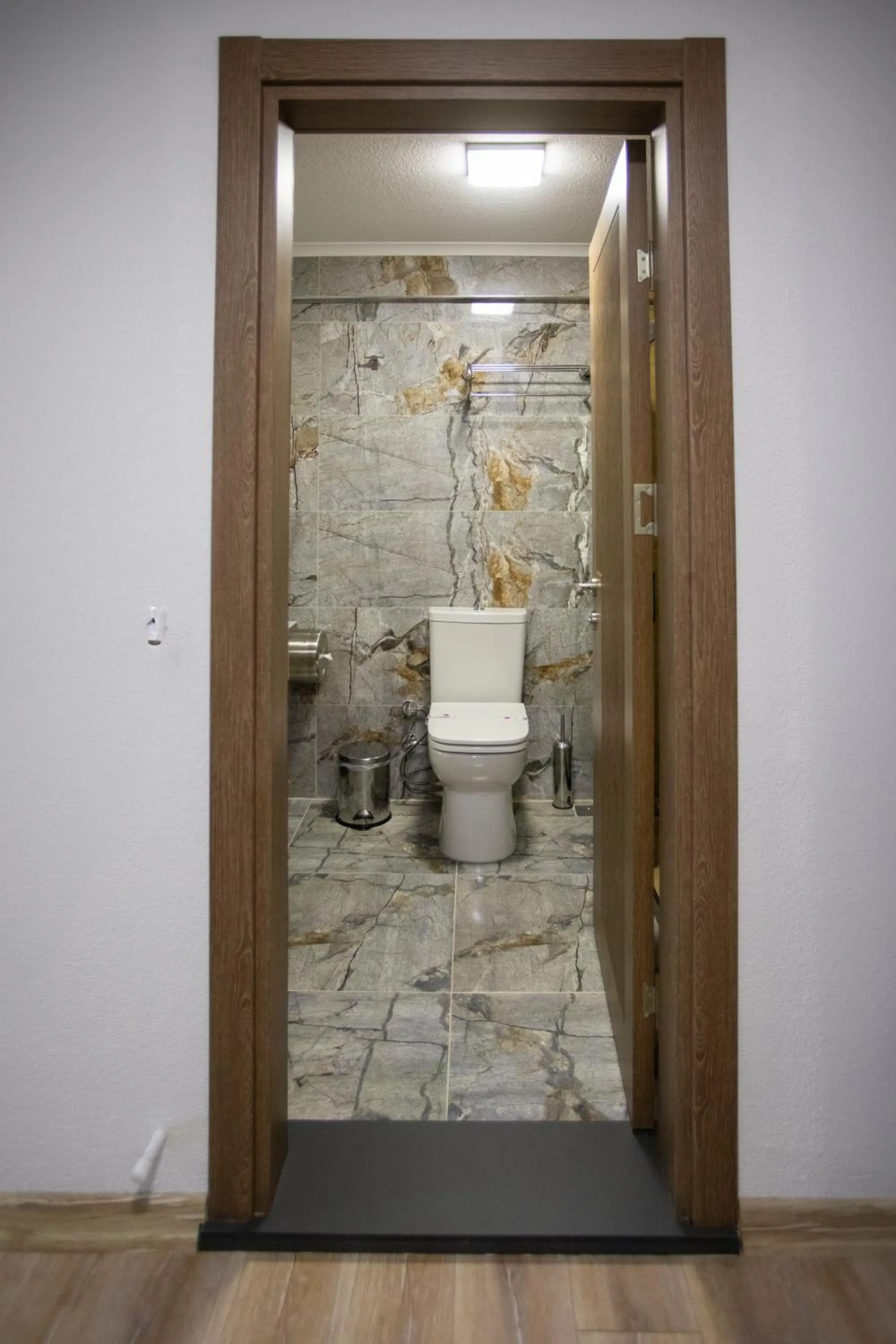 Toilet in E87 Highway Otel