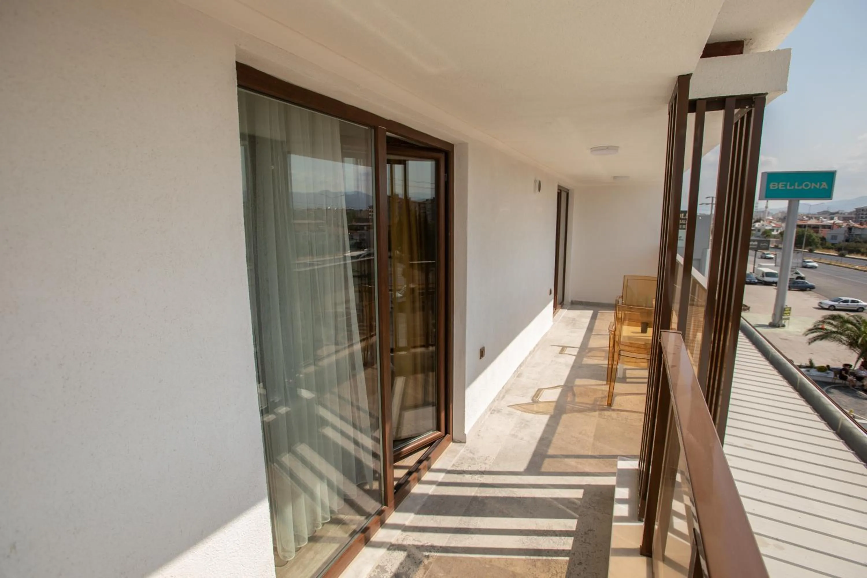 Day in E87 Highway Otel