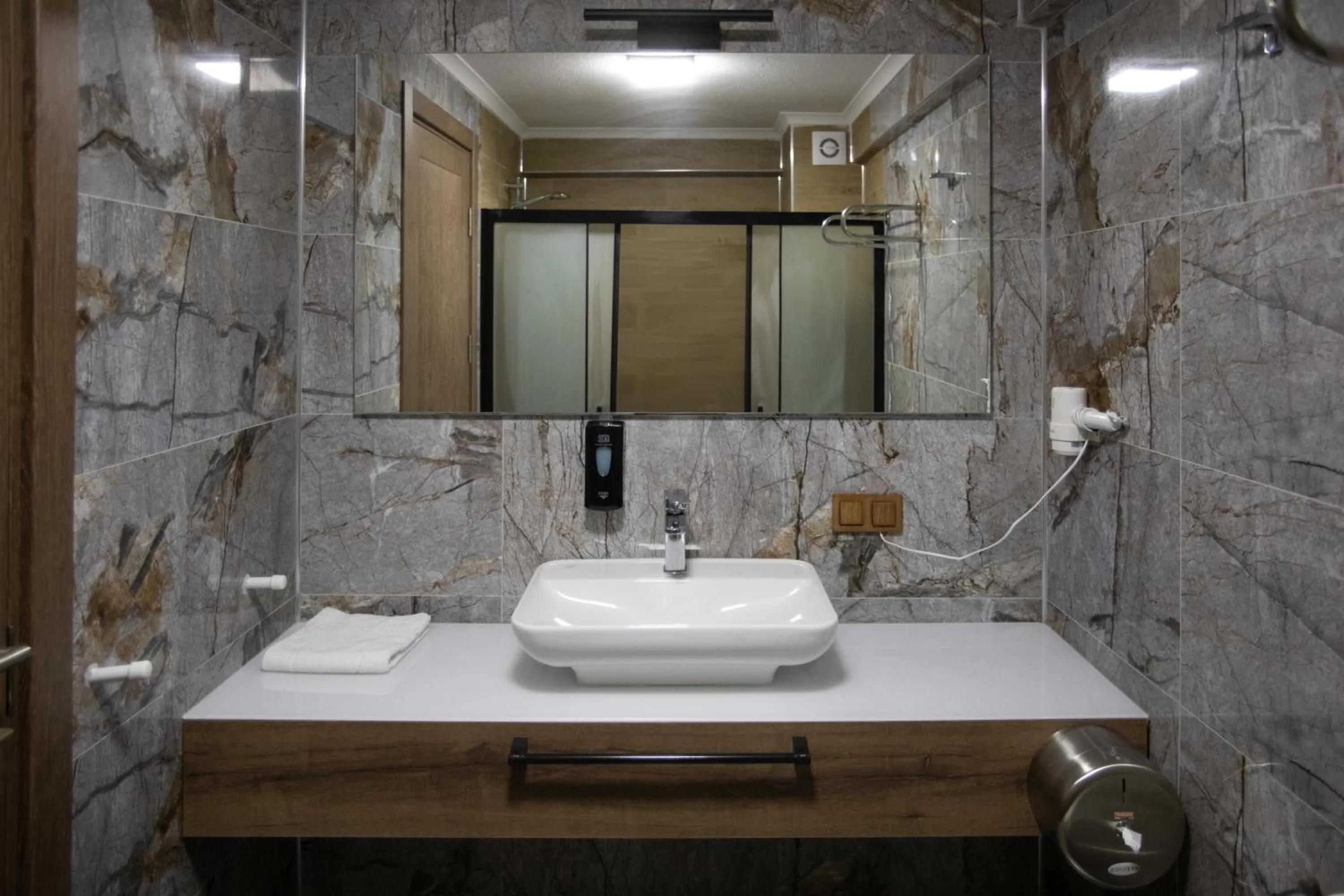 Bathroom in E87 Highway Otel