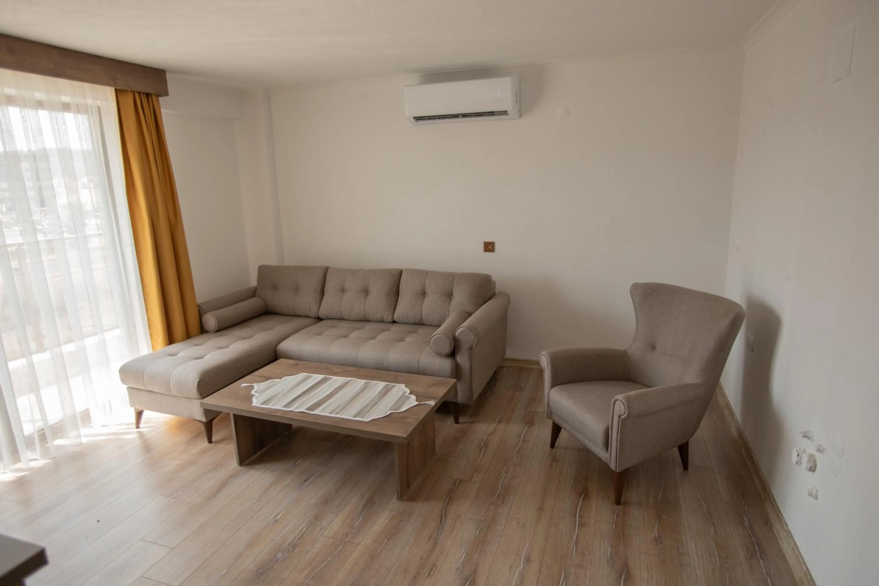 Living room in E87 Highway Otel