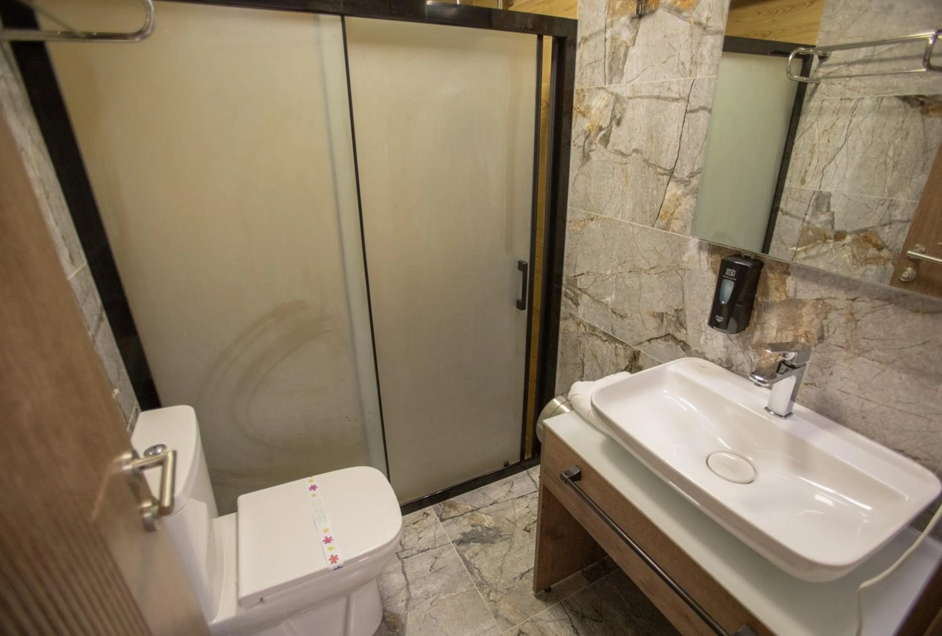 Bathroom in E87 Highway Otel