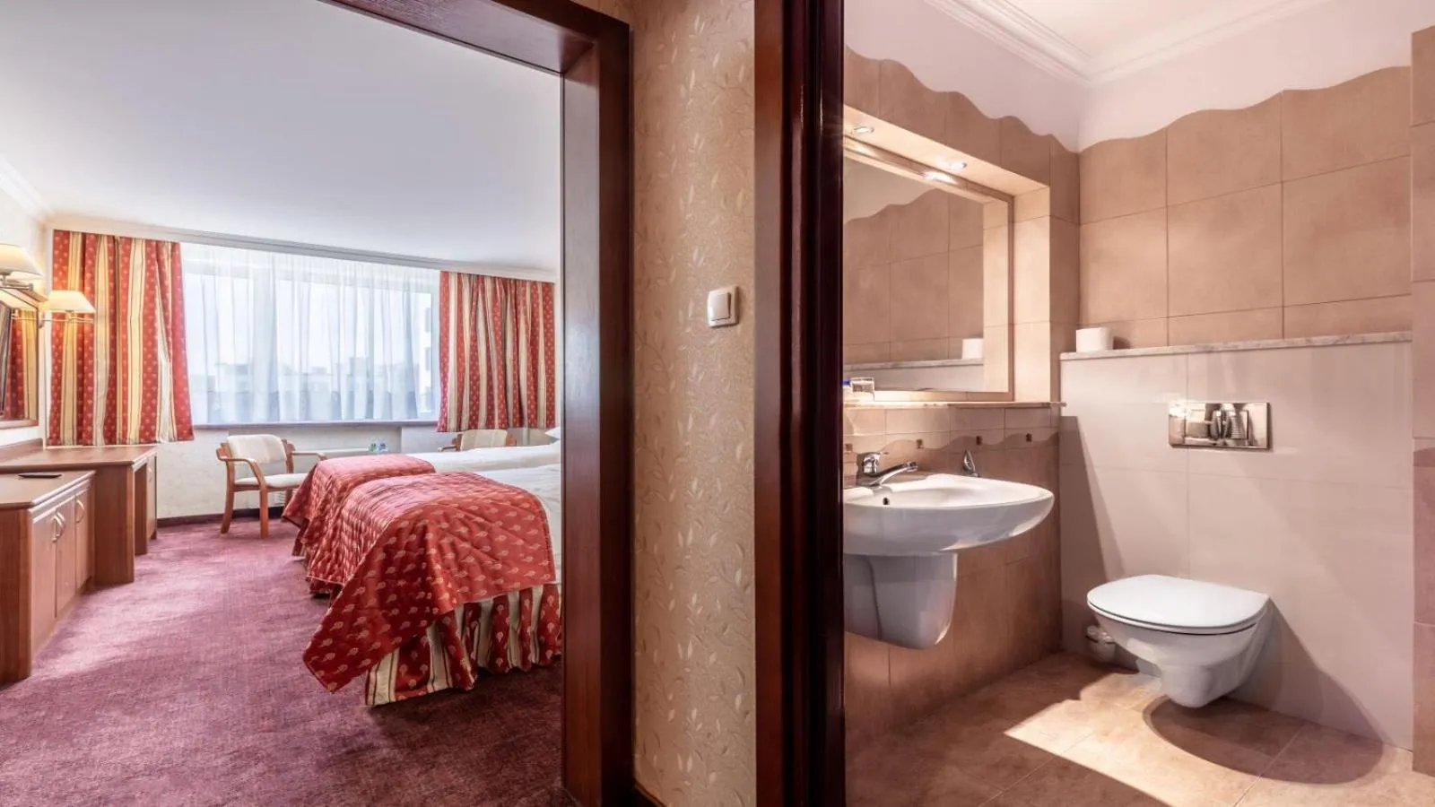 Toilet, Bed in Hotel Gołębiewski Białystok