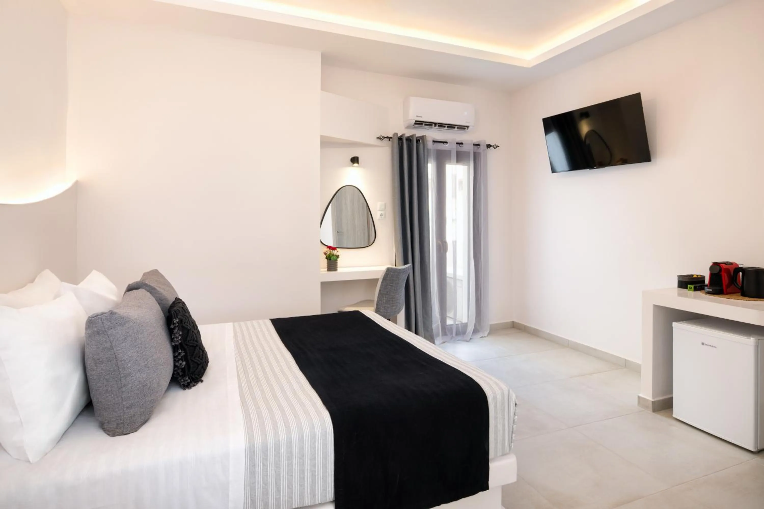 Bed in Santorinn Suites Fira