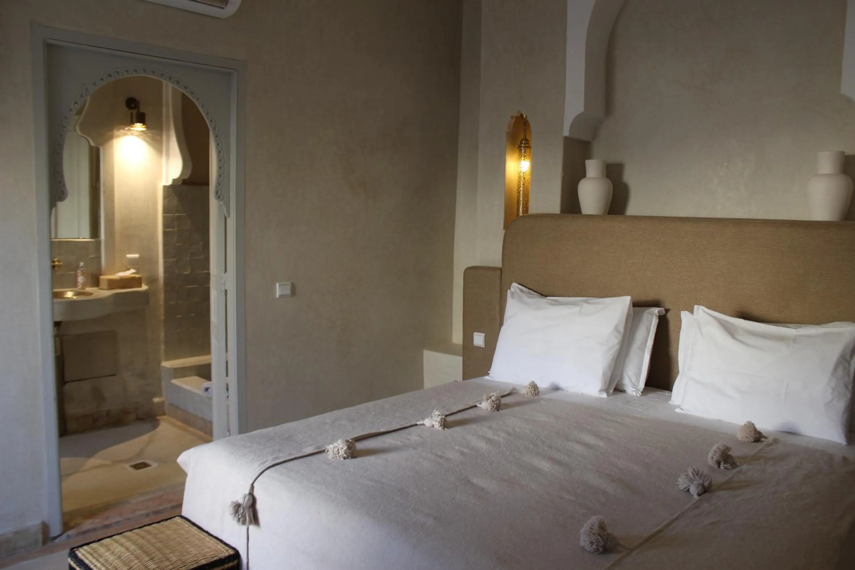 Bed in Riad Emberiza Sahari